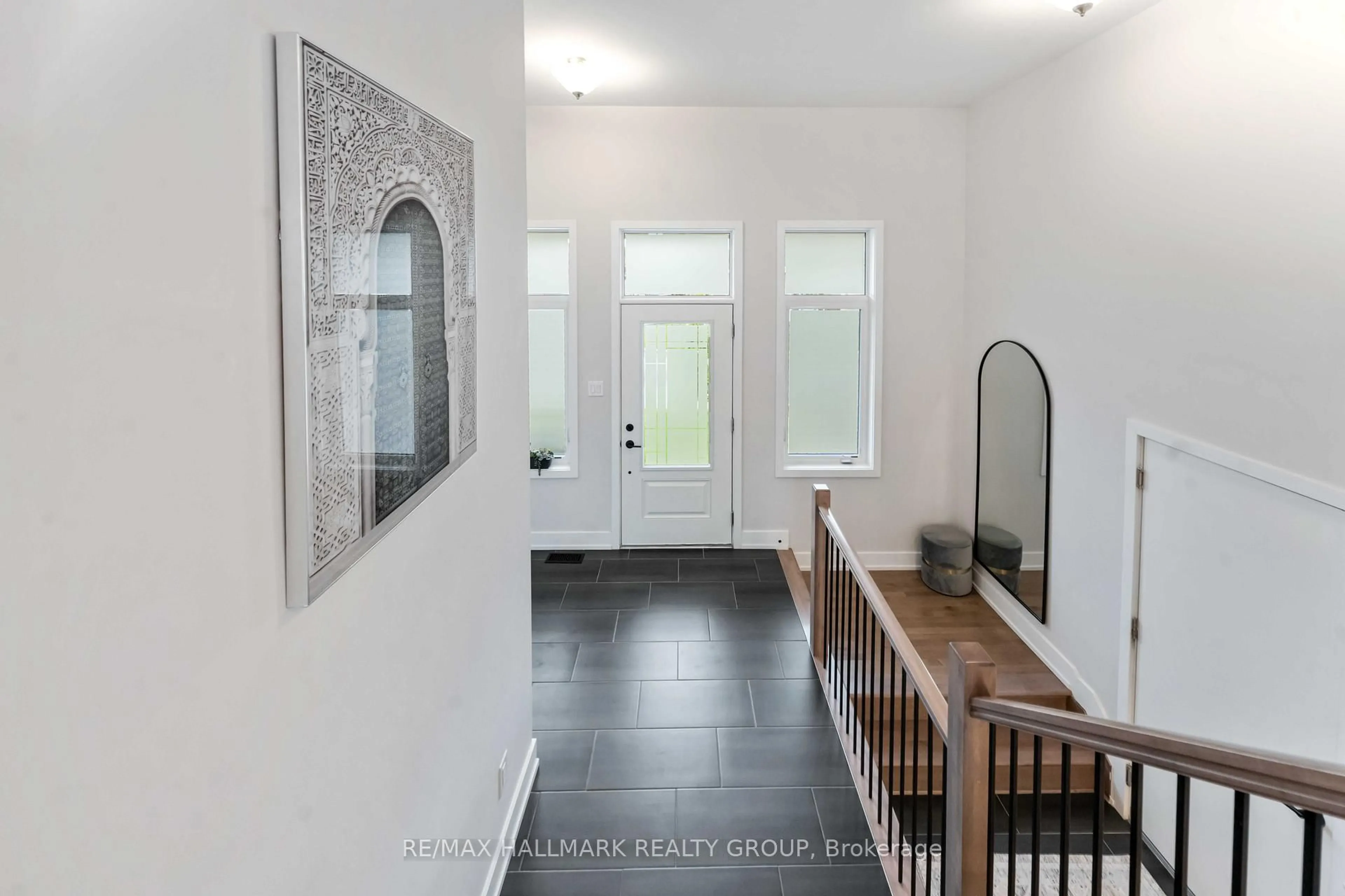 Indoor entryway for 732 Vennecy Terr, Ottawa Ontario K1W 0N3
