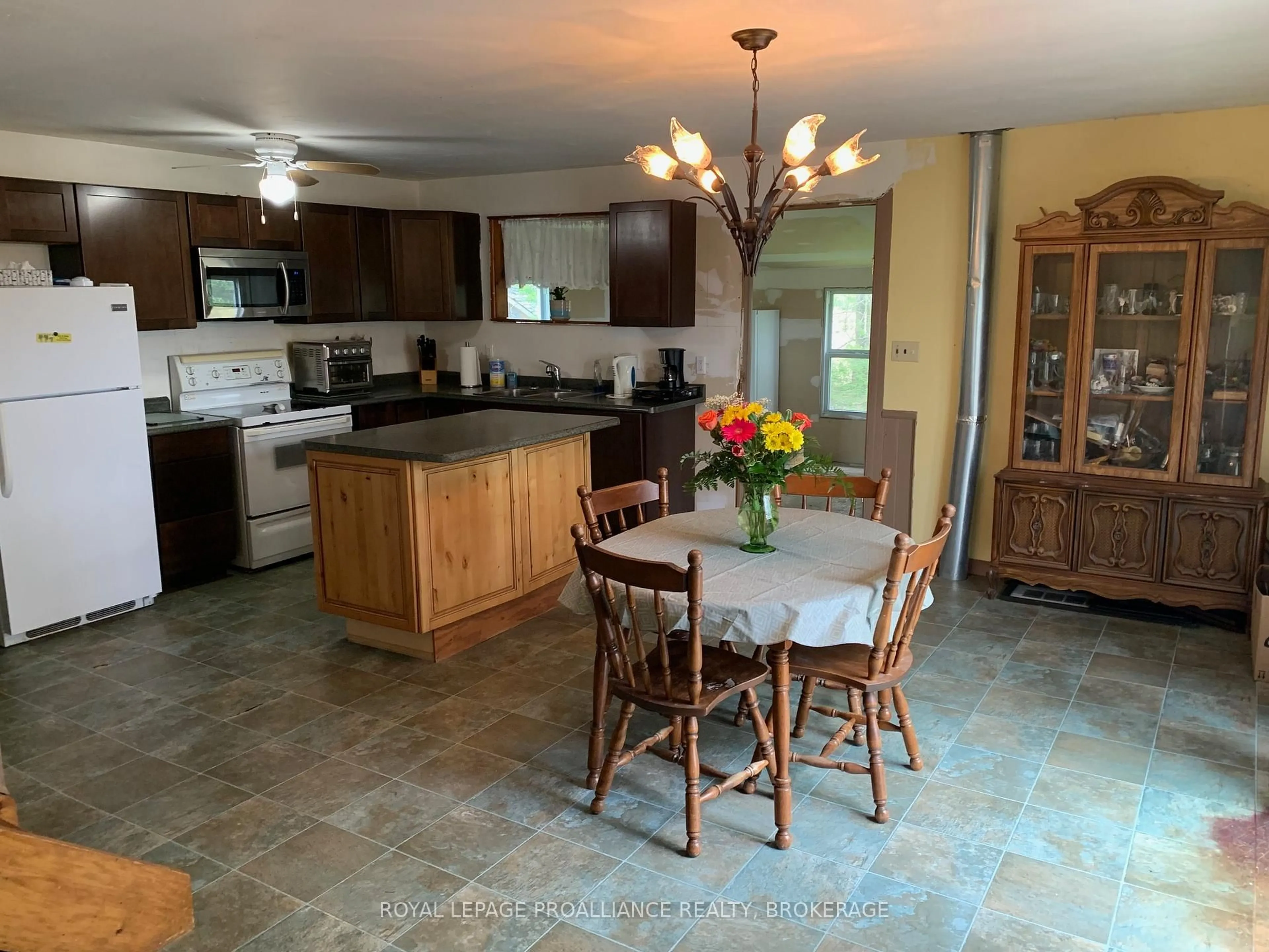 Open concept kitchen, ceramic/tile floor for 4156 Stage Coach Rd, Sydenham Ontario K0H 2T0