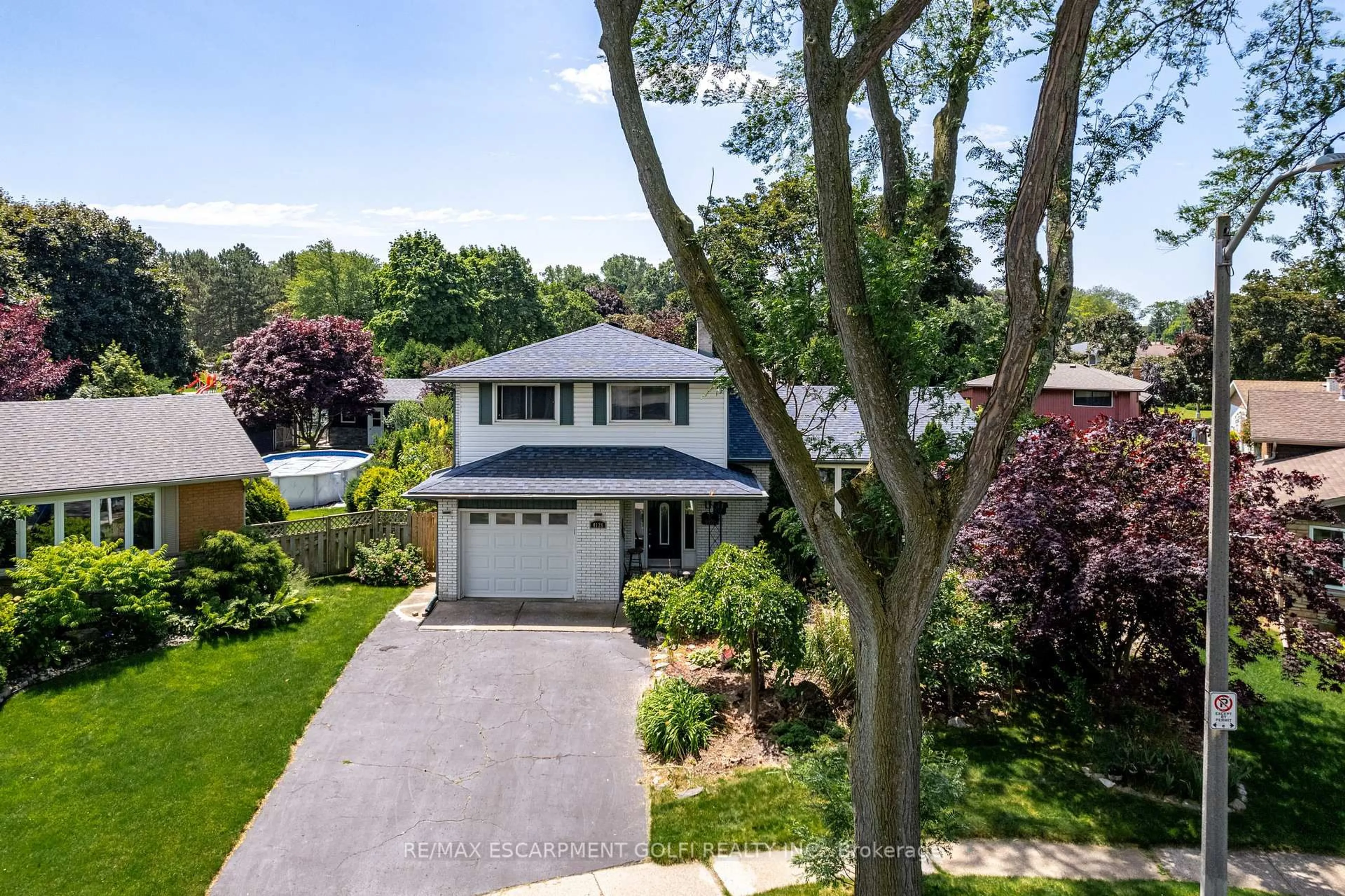 A pic from outside/outdoor area/front of a property/back of a property/a pic from drone, street for 4126 London Crt, Niagara Falls Ontario L2E 6K2
