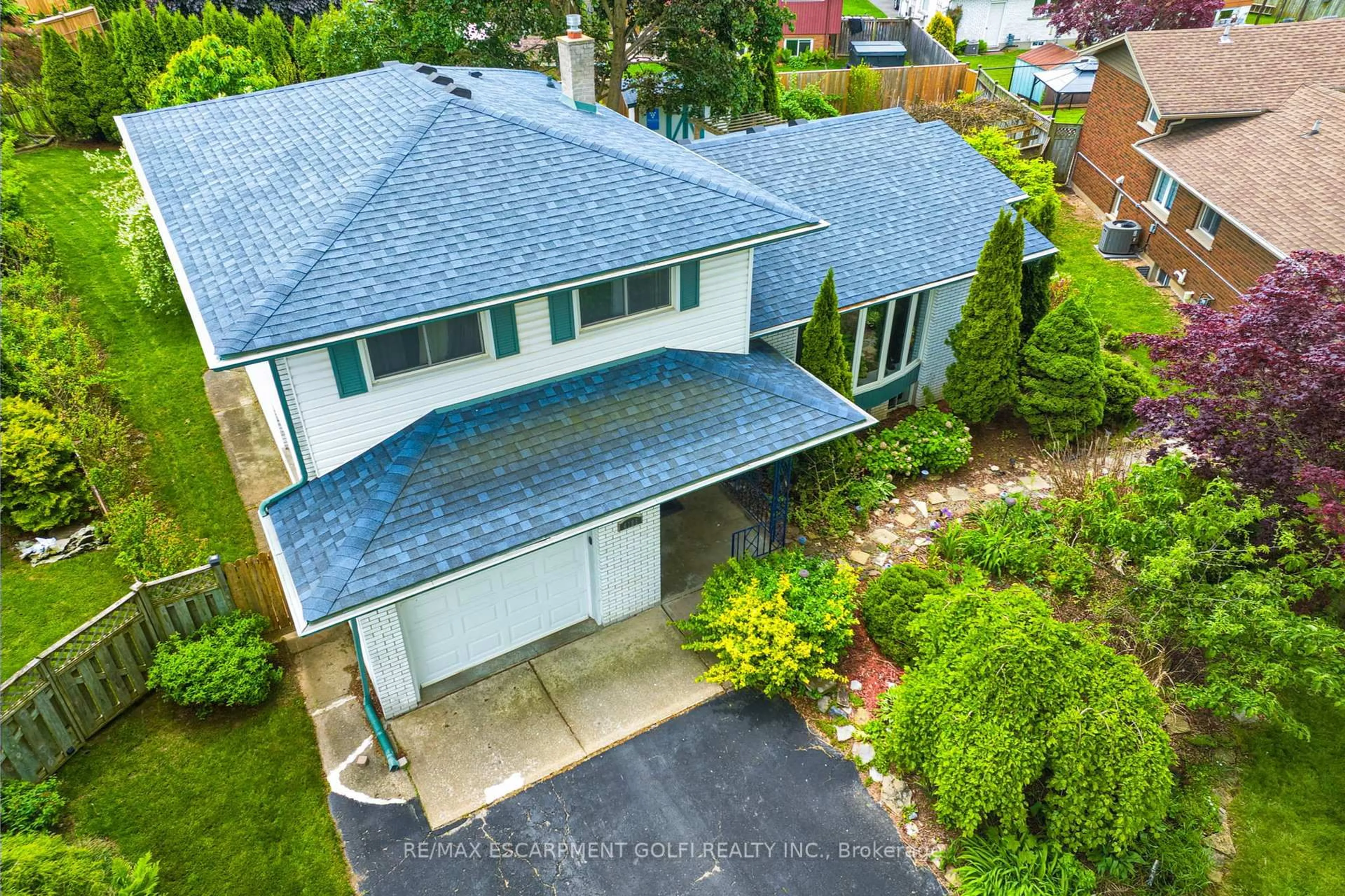 A pic from outside/outdoor area/front of a property/back of a property/a pic from drone, unknown for 4126 London Crt, Niagara Falls Ontario L2E 6K2