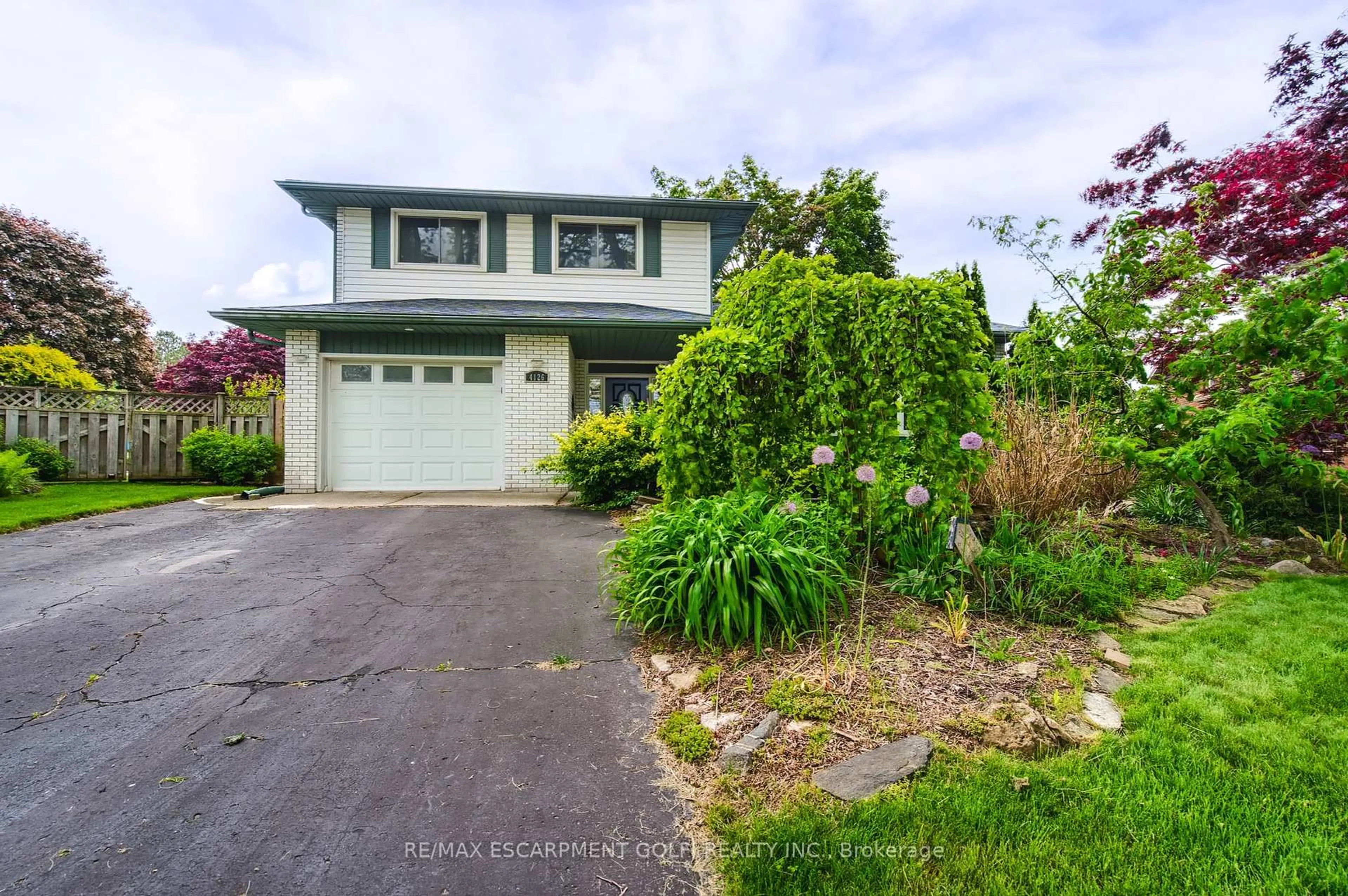 A pic from outside/outdoor area/front of a property/back of a property/a pic from drone, street for 4126 London Crt, Niagara Falls Ontario L2E 6K2