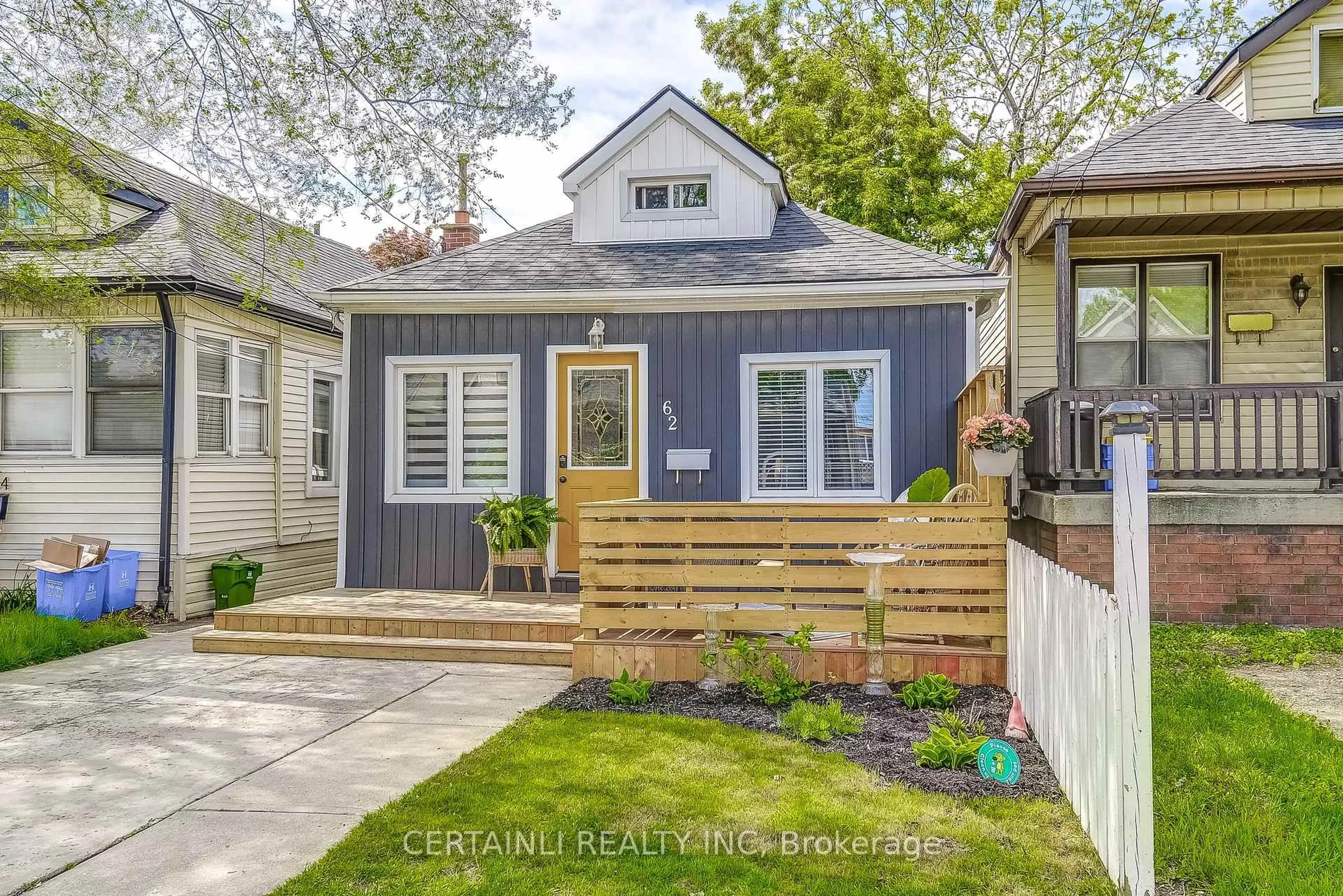 Home with vinyl exterior material, street for 62 Argyle Ave, Hamilton Ontario L8H 2S9