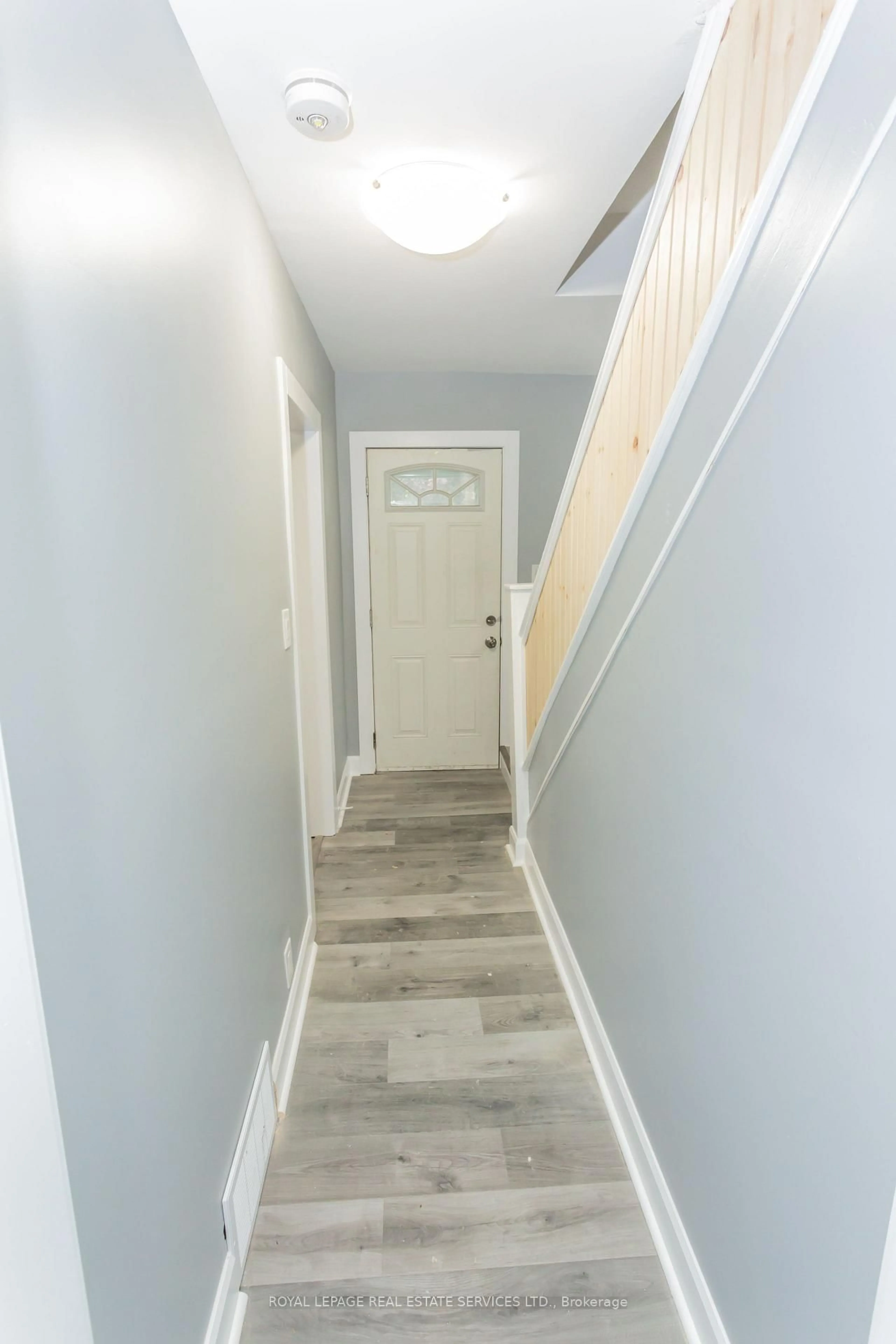 Indoor entryway for 41 Kennedy St, Welland Ontario L3B 3R7