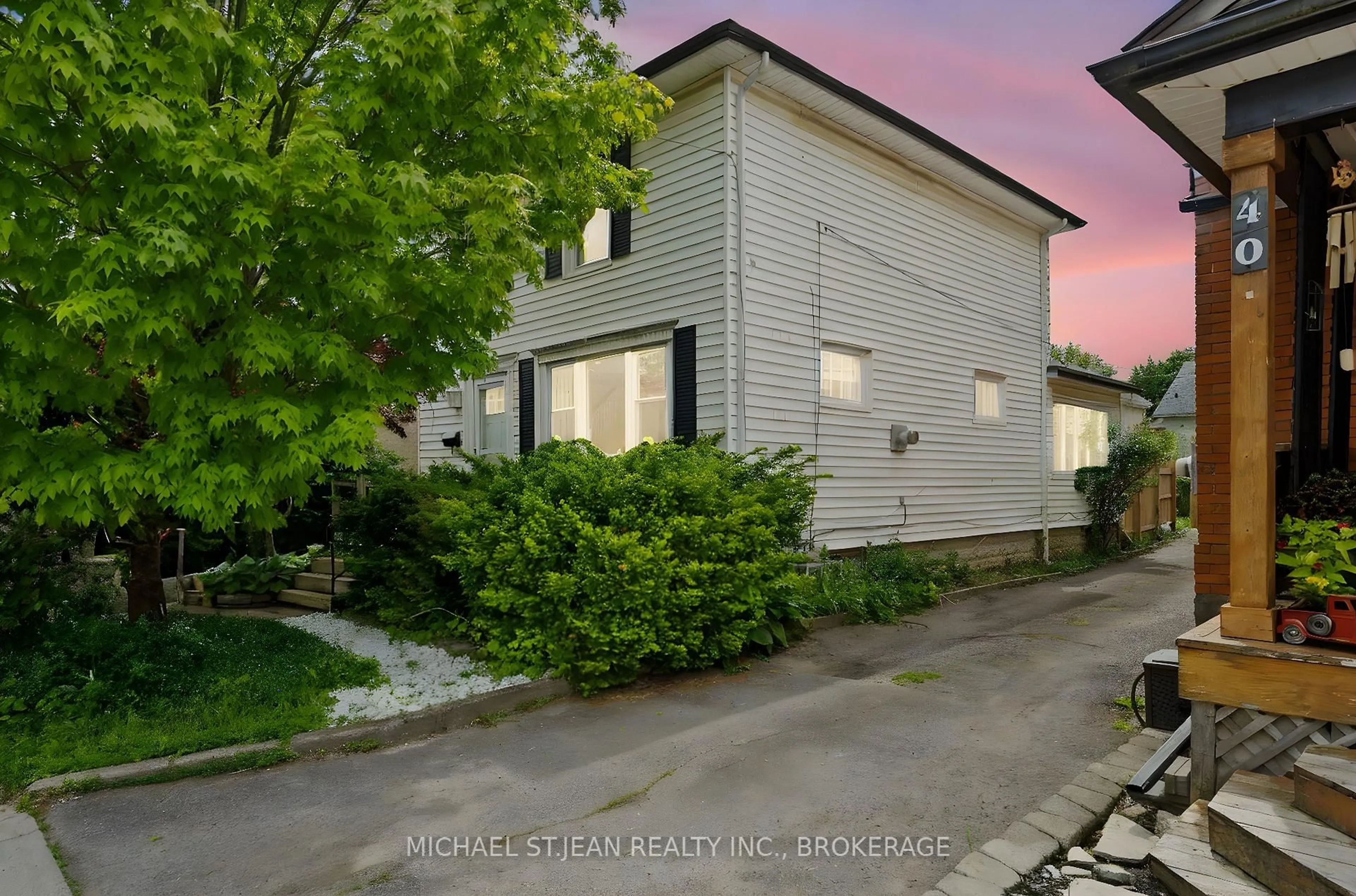 A pic from outside/outdoor area/front of a property/back of a property/a pic from drone, street for 42 Chaplin Ave, St. Catharines Ontario L2R 2E6