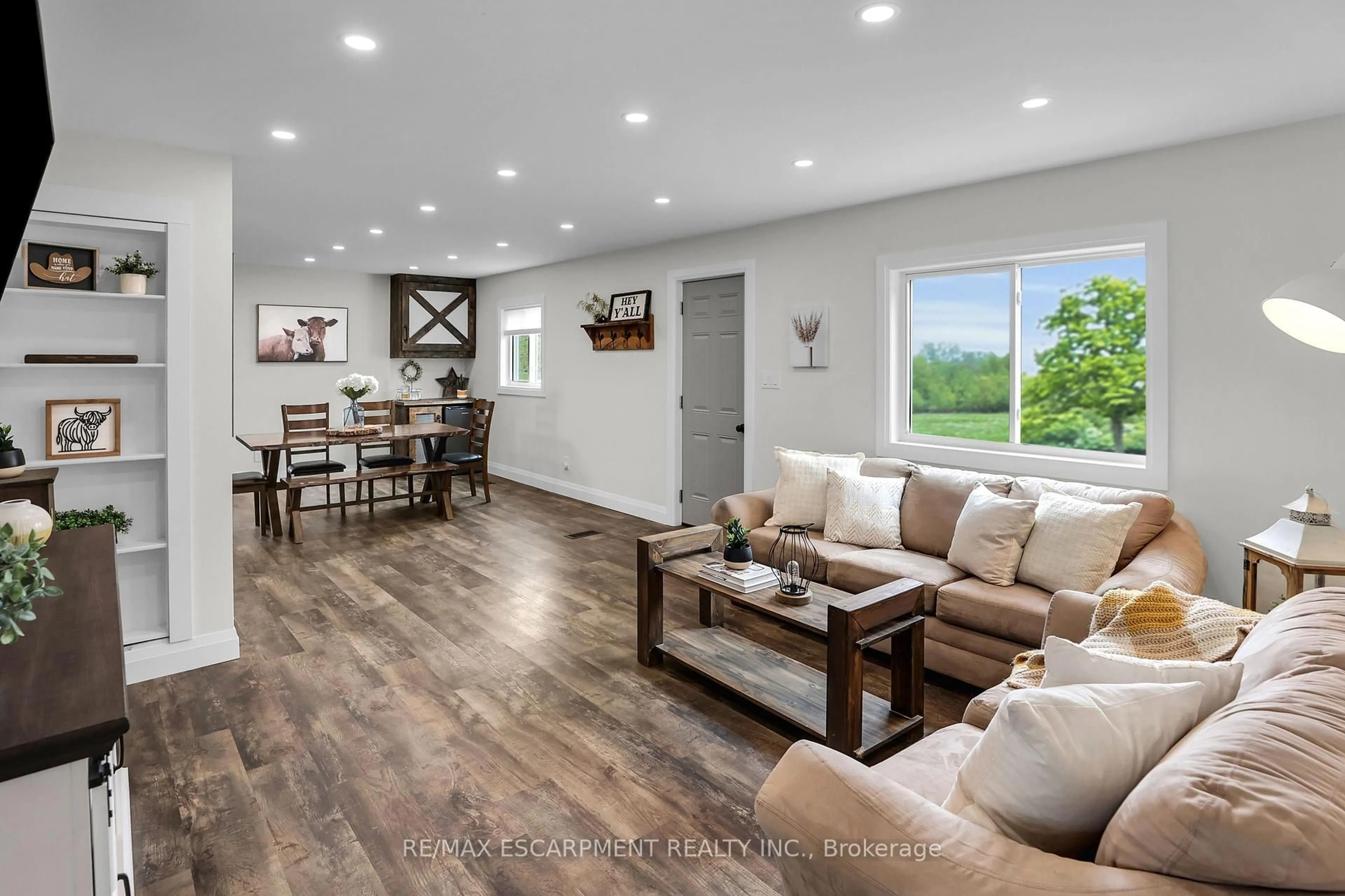 Living room with furniture, wood/laminate floor for 740 Port Maitland Rd, Haldimand Ontario N1A 2W6