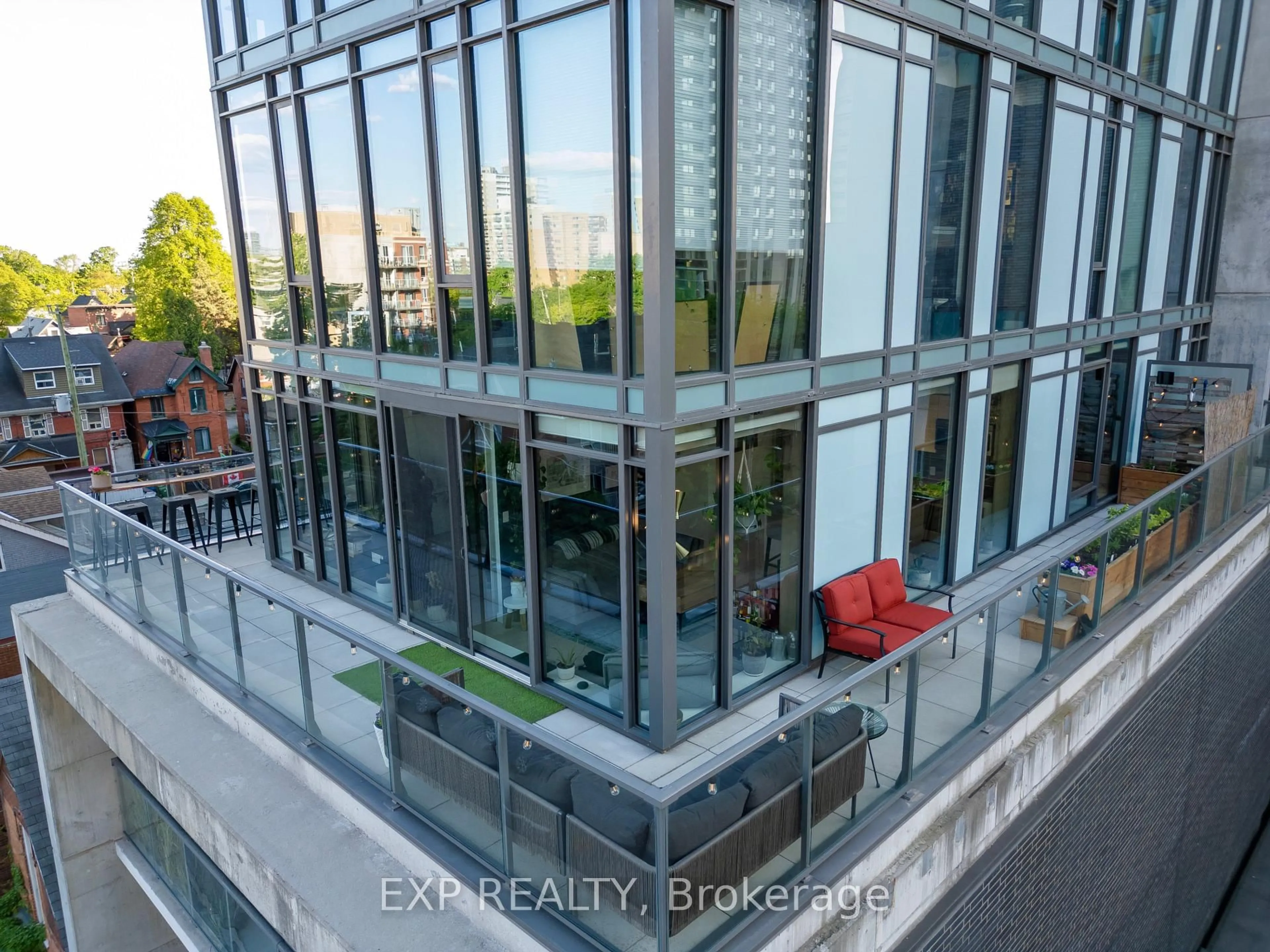 A pic from outside/outdoor area/front of a property/back of a property/a pic from drone, city buildings view from balcony for 224 Lyon St #516, Ottawa Ontario K1R 5V9