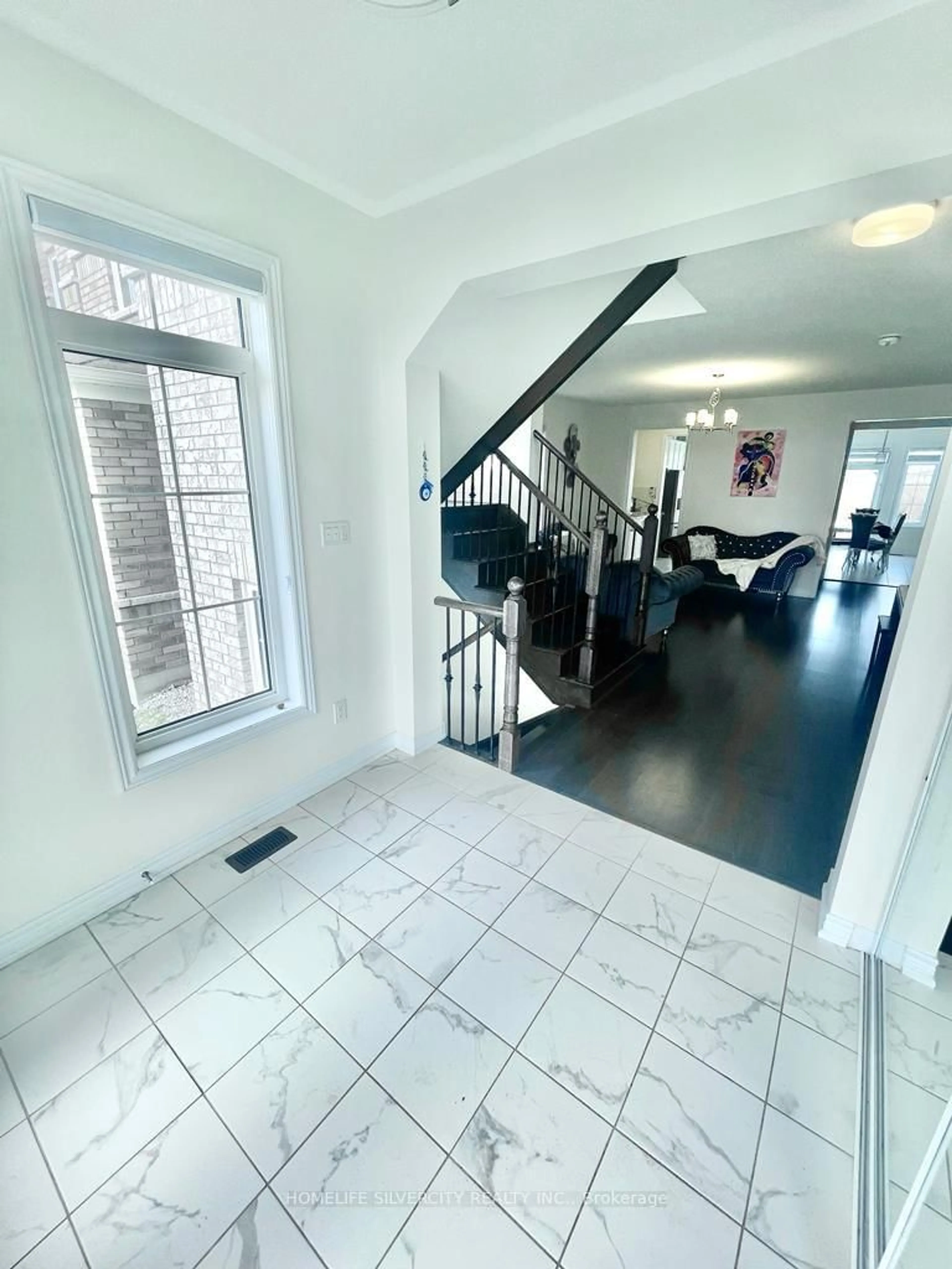 Indoor foyer for 111 Oak Ave, Brant Ontario N3L 0J6