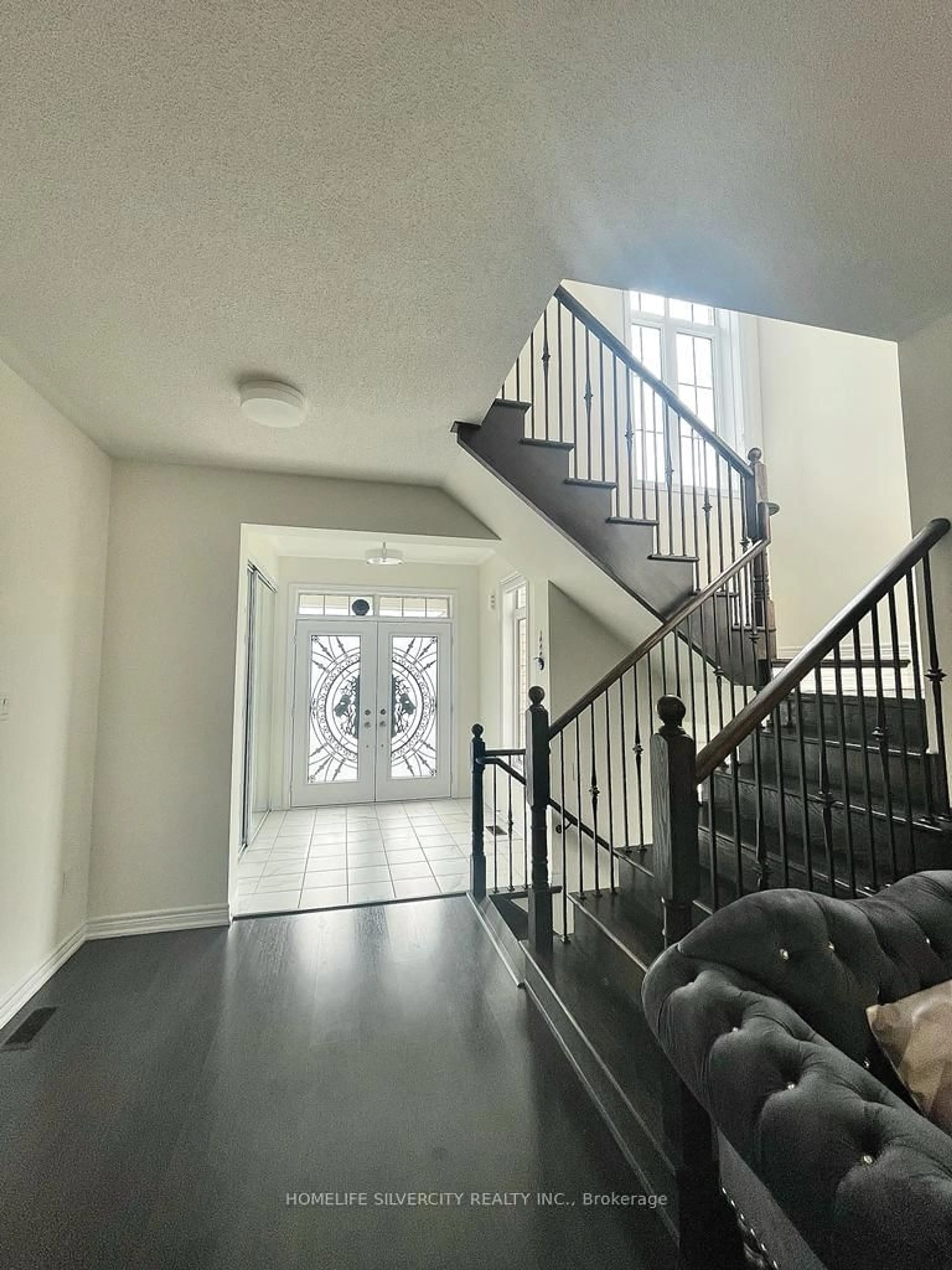 Indoor foyer for 111 Oak Ave, Brant Ontario N3L 0J6