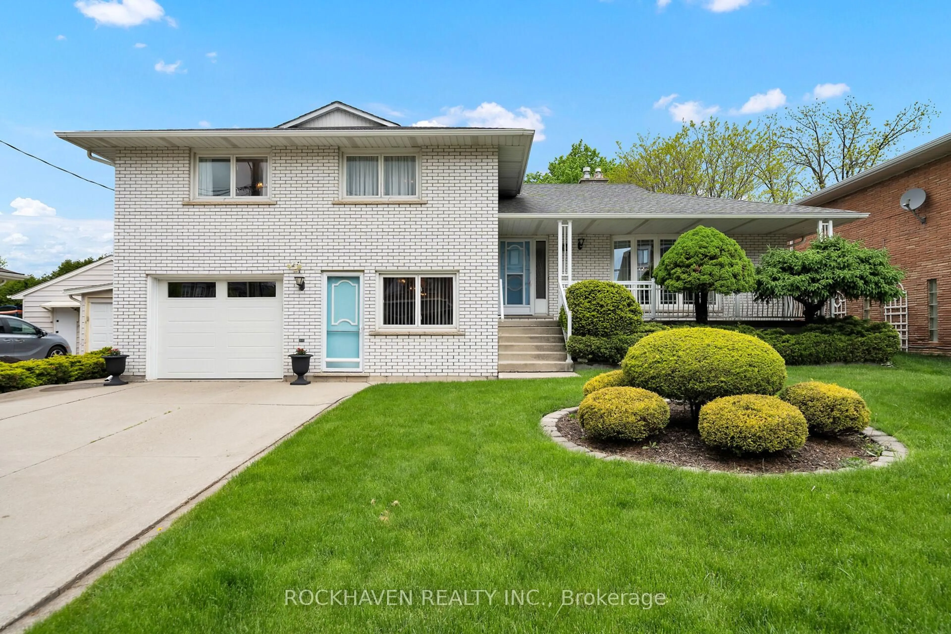 Home with vinyl exterior material, street for 54 Barton St, Hamilton Ontario L0R 2H0