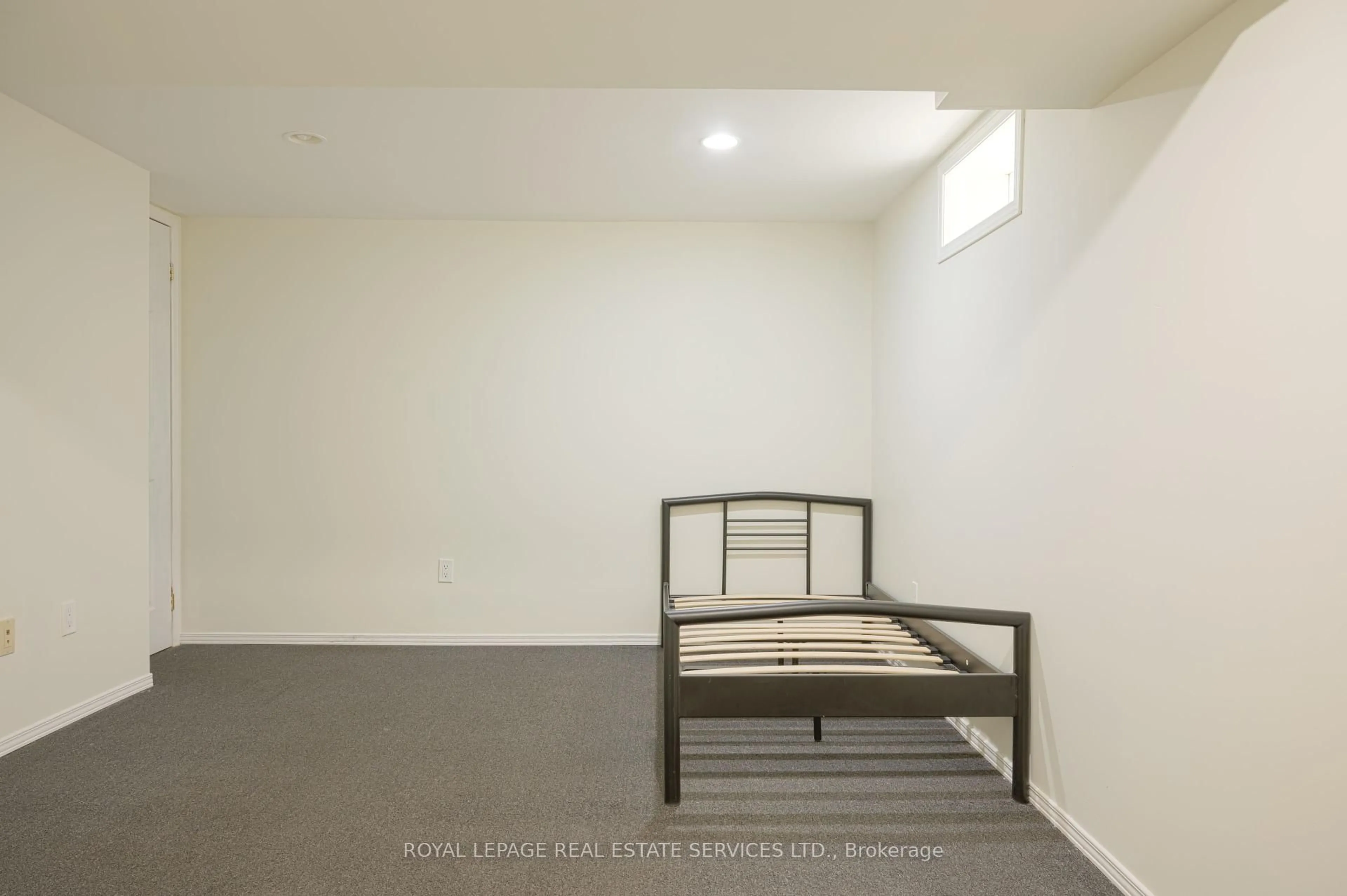 A pic of a room for 215 Trudeau Dr #13, Sarnia Ontario N7S 4T5