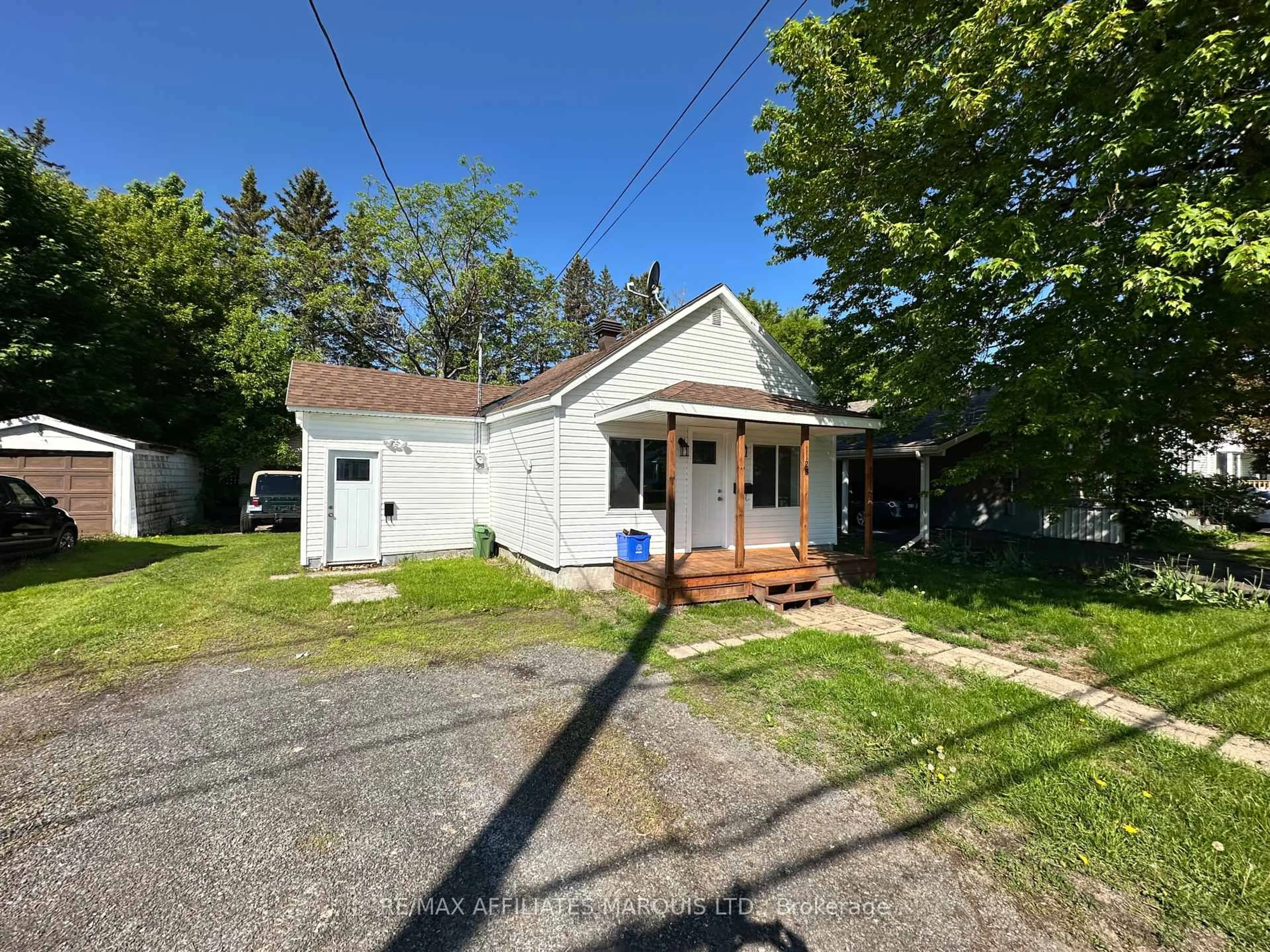 A pic from outside/outdoor area/front of a property/back of a property/a pic from drone, street for 1128 Ontario St, Cornwall Ontario K6H 4C8