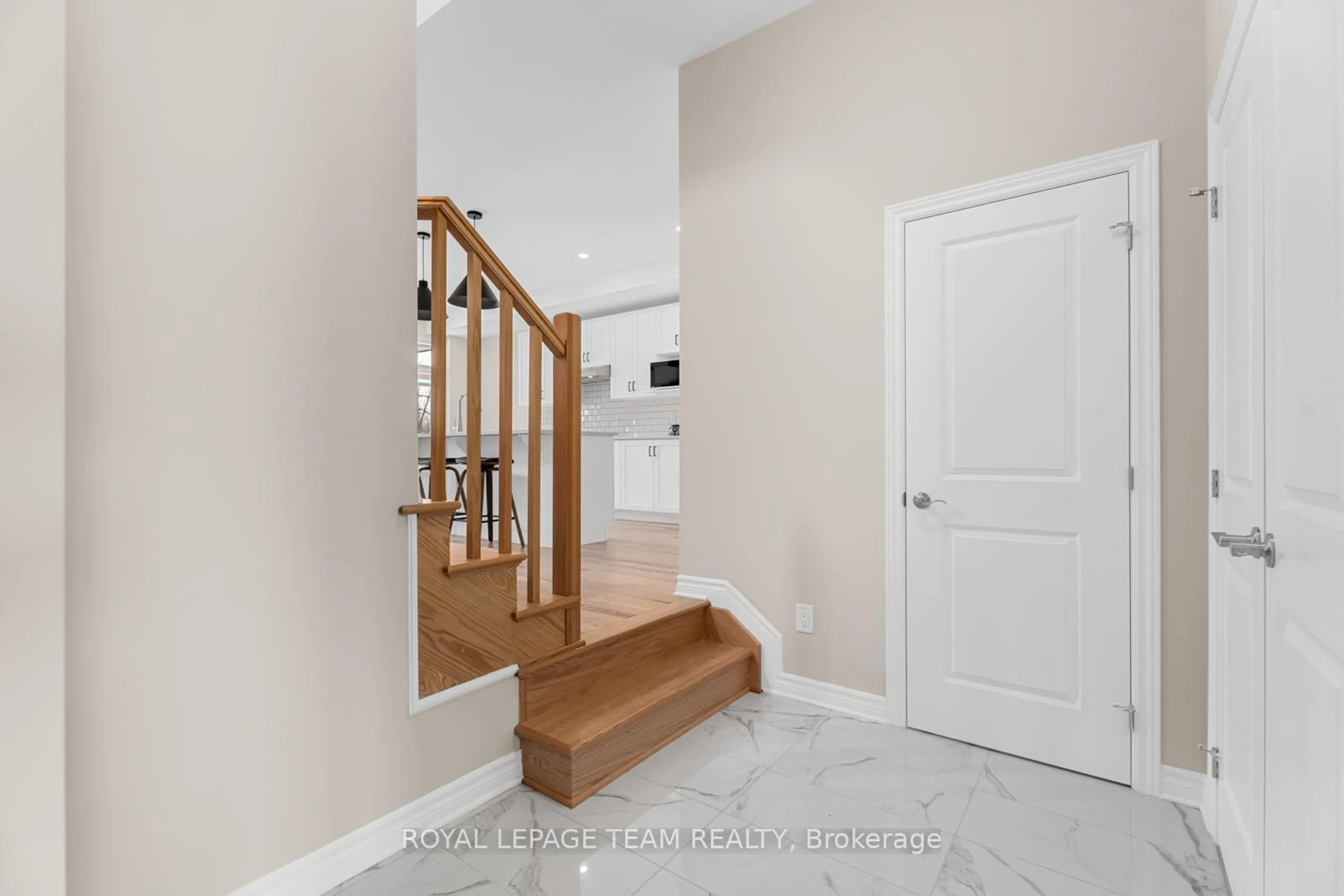 Indoor entryway for 569 Paakanaak Ave, Gloucester Ontario K1X 0H3