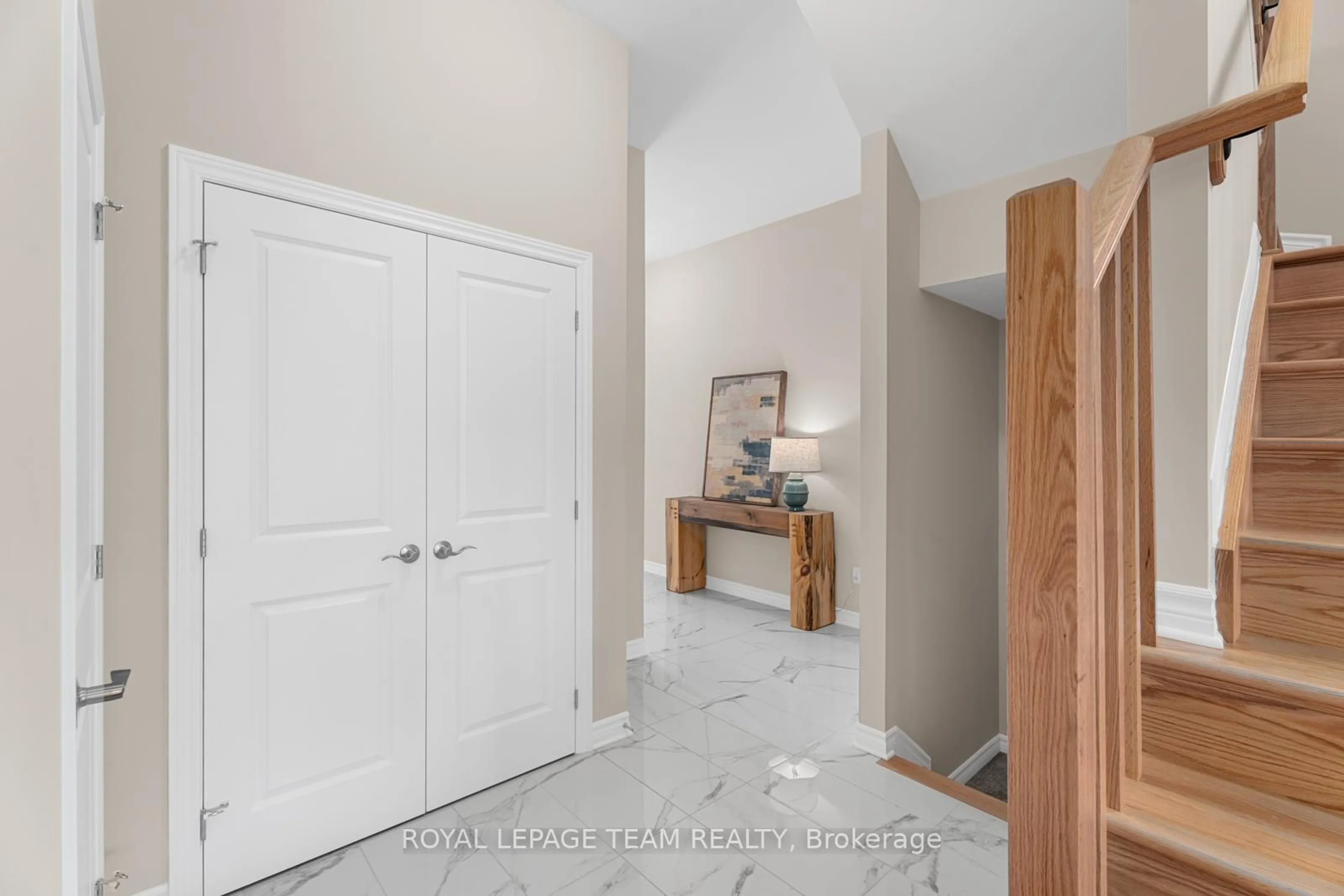 Indoor entryway for 569 Paakanaak Ave, Gloucester Ontario K1X 0H3