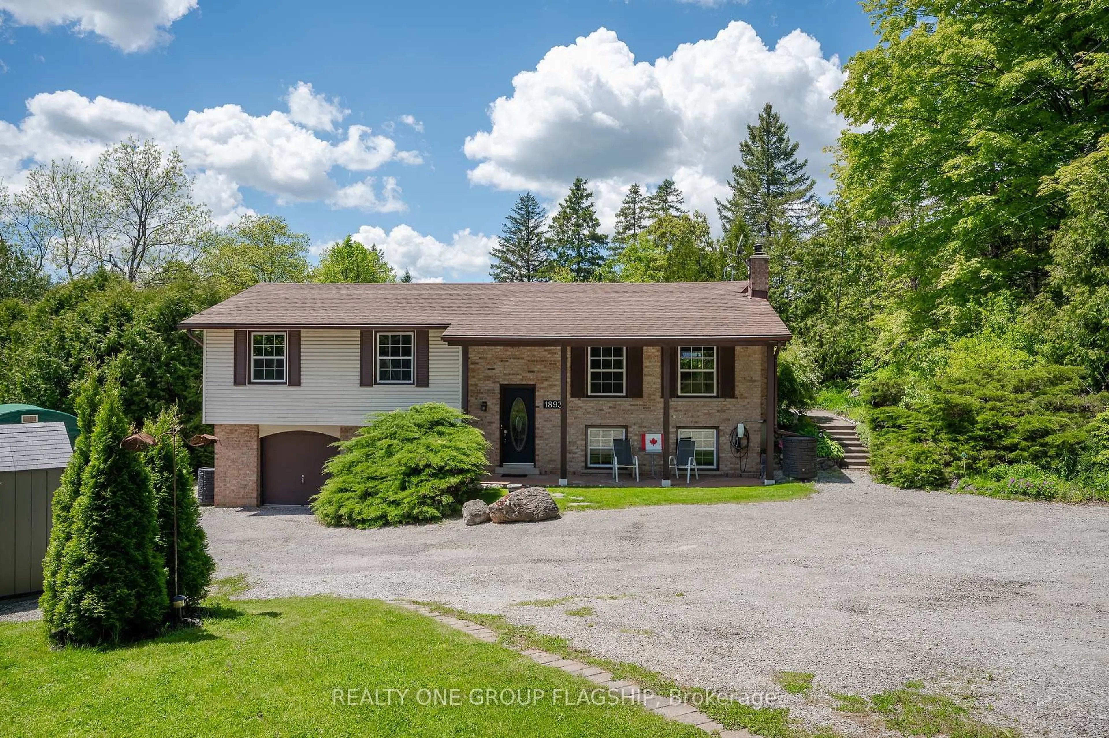 A pic from outside/outdoor area/front of a property/back of a property/a pic from drone, unknown for 1893 Centre Rd, Hamilton Ontario L8N 2Z7