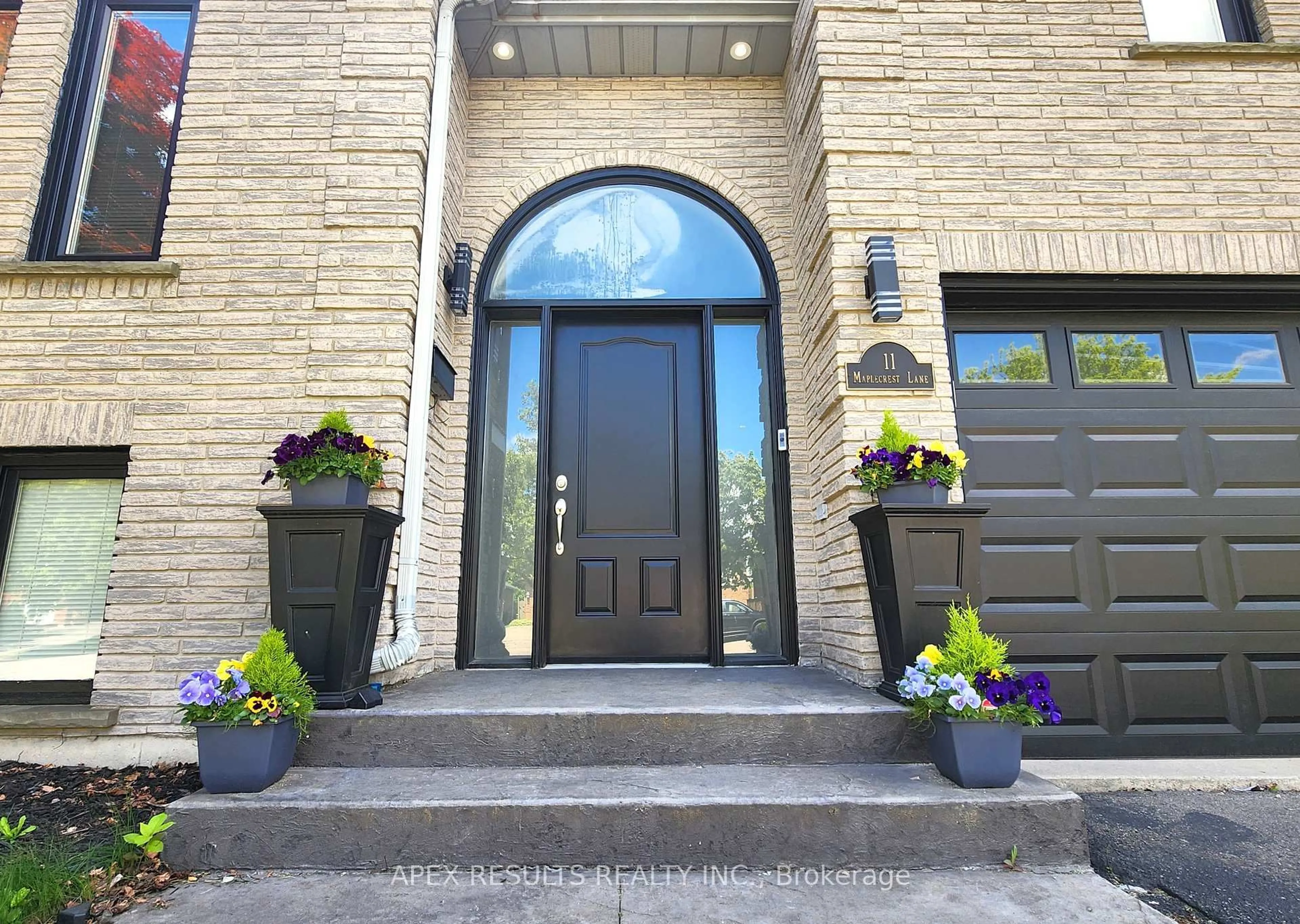 Indoor entryway for 11 MAPLECREST Lane, Brant Ontario N3R 7V1