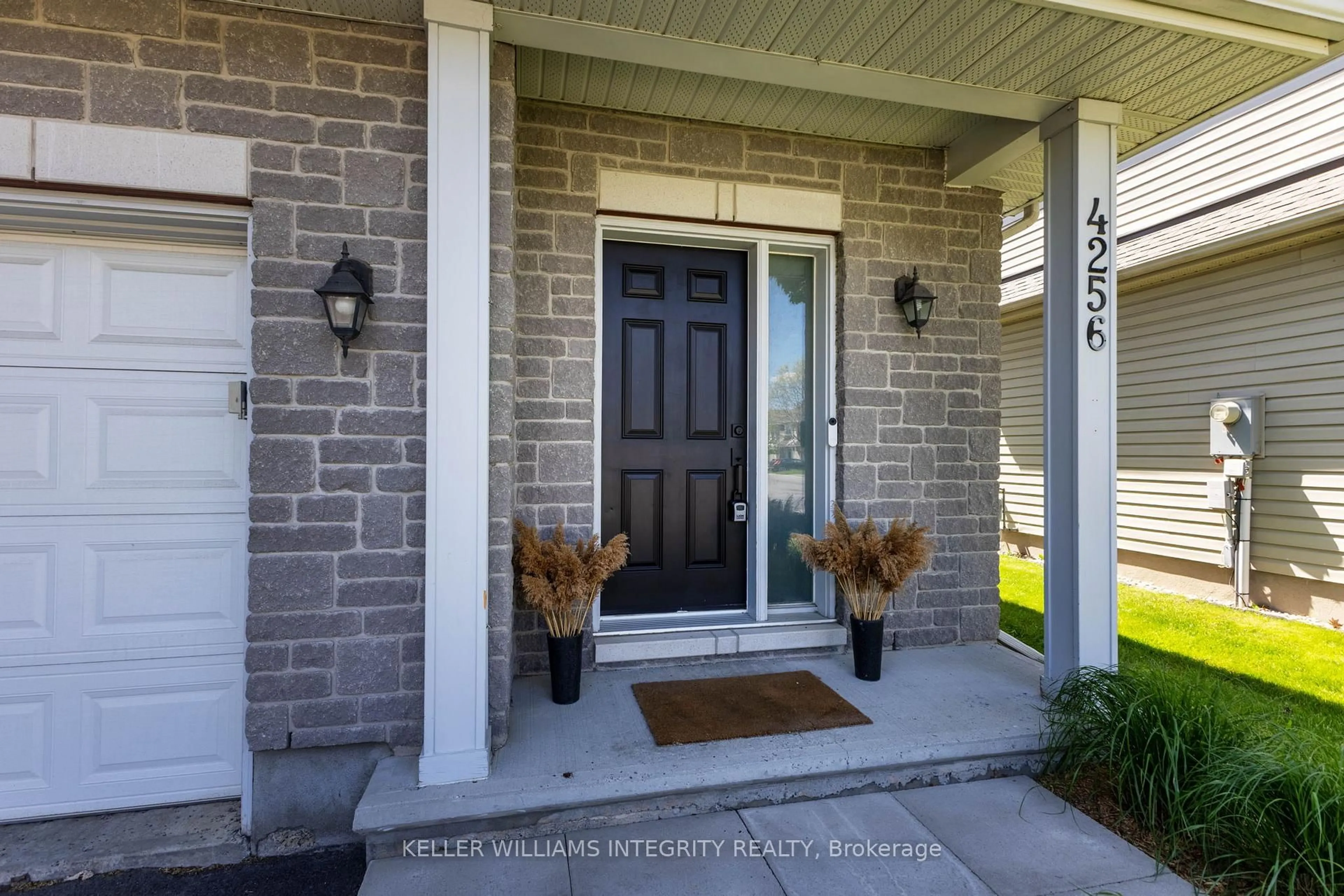 Indoor entryway for 4256 Kelly Farm Dr, Ottawa Ontario K1T 0A6