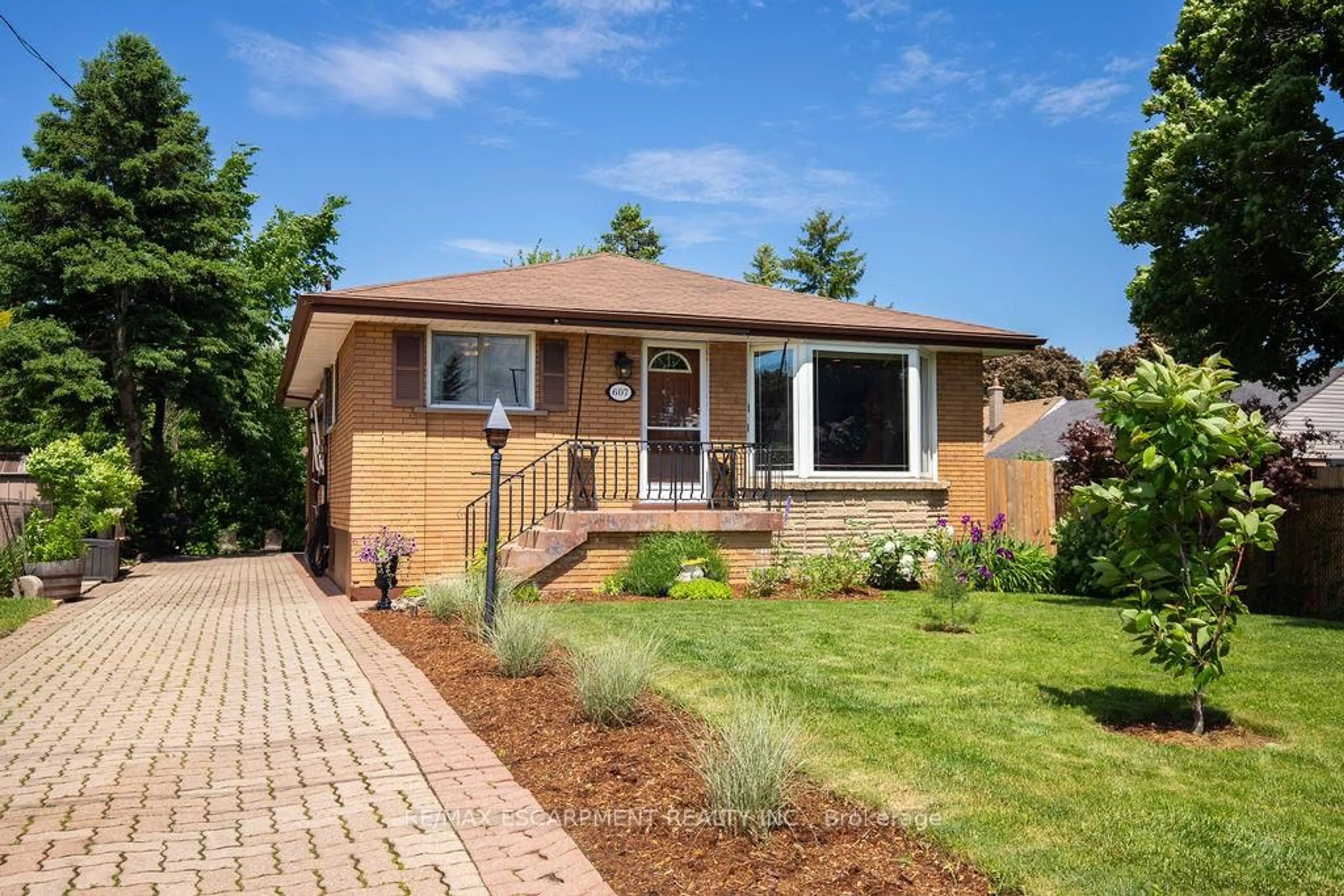 Home with brick exterior material, street for 607 7th Ave, Hamilton Ontario L8V 1Y6