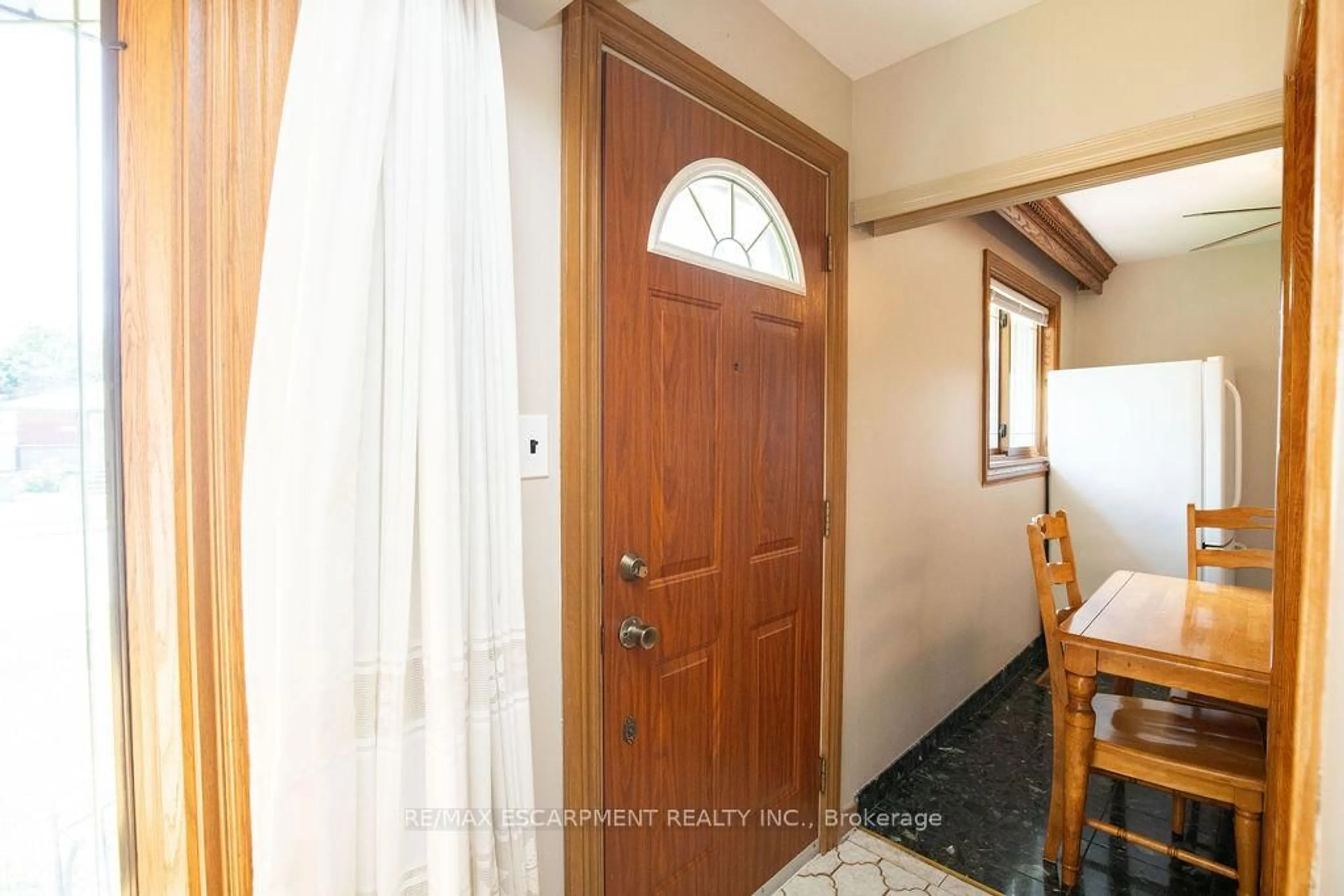 Indoor entryway for 607 7th Ave, Hamilton Ontario L8V 1Y6