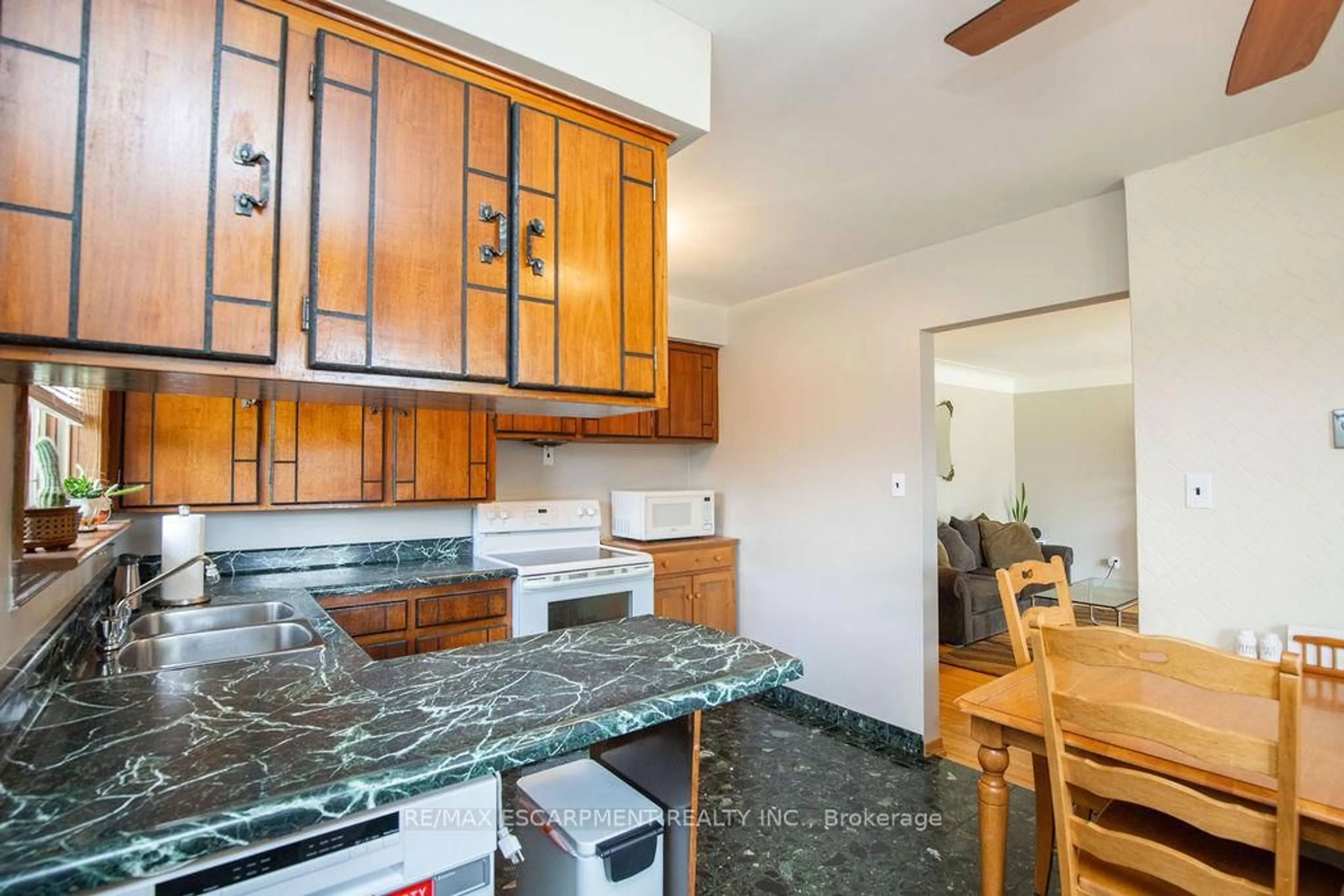 Standard kitchen, unknown for 607 7th Ave, Hamilton Ontario L8V 1Y6
