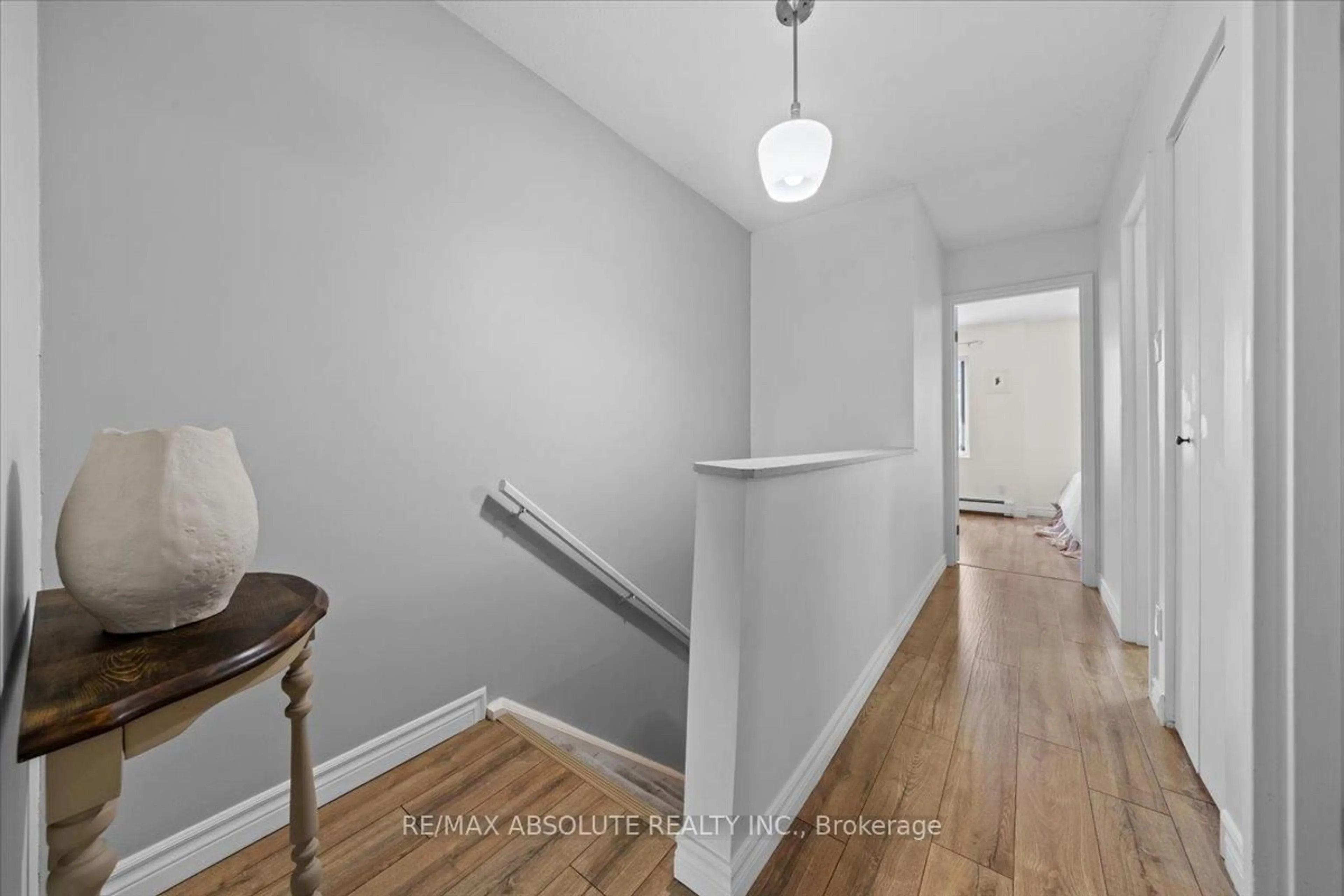 Indoor entryway for 1182 BLASDELL Ave, Ottawa Ontario K1K 4H5