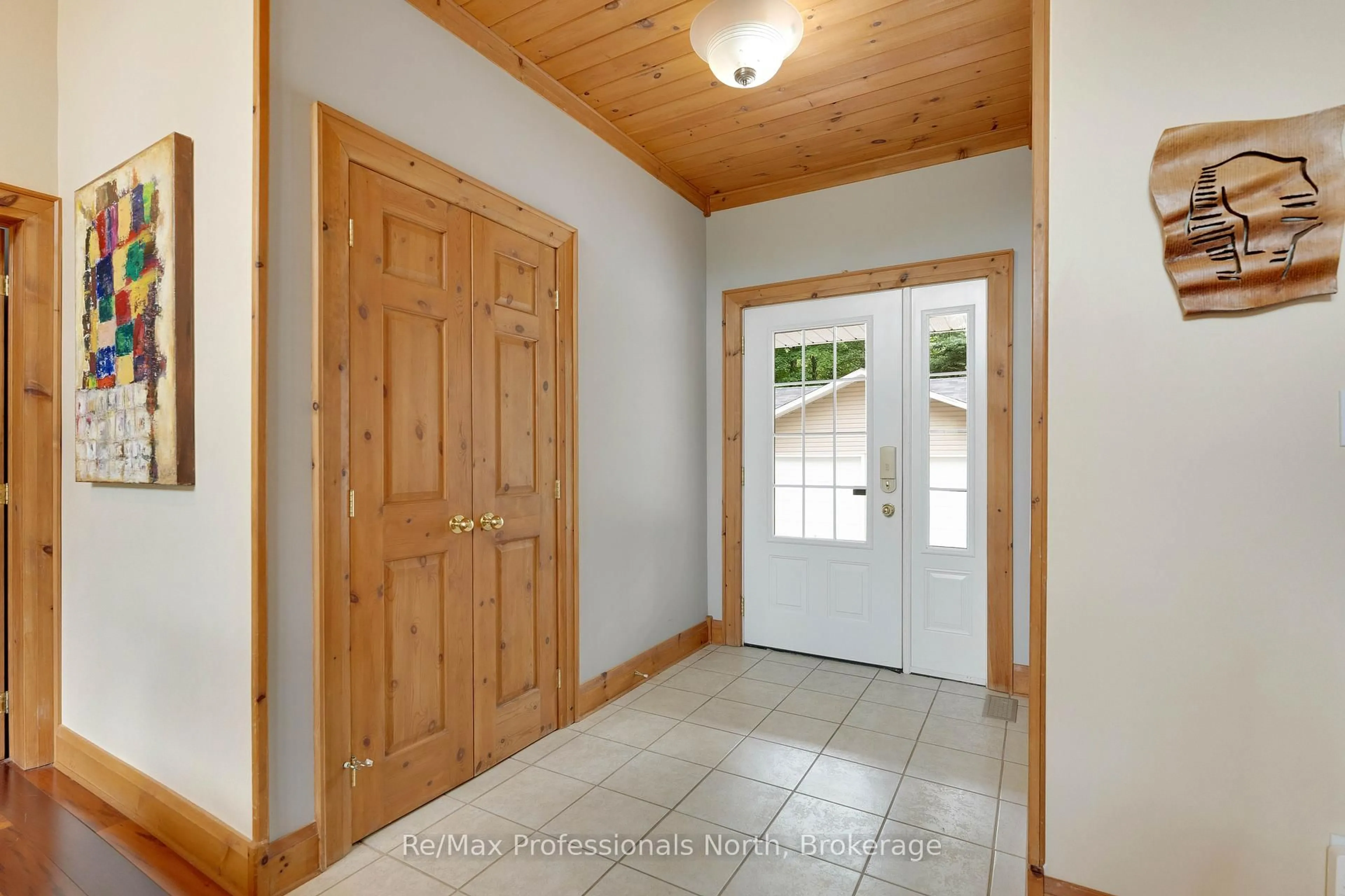 Indoor entryway for 24 MCGREGOR Way, Bracebridge Ontario P0B 1L0