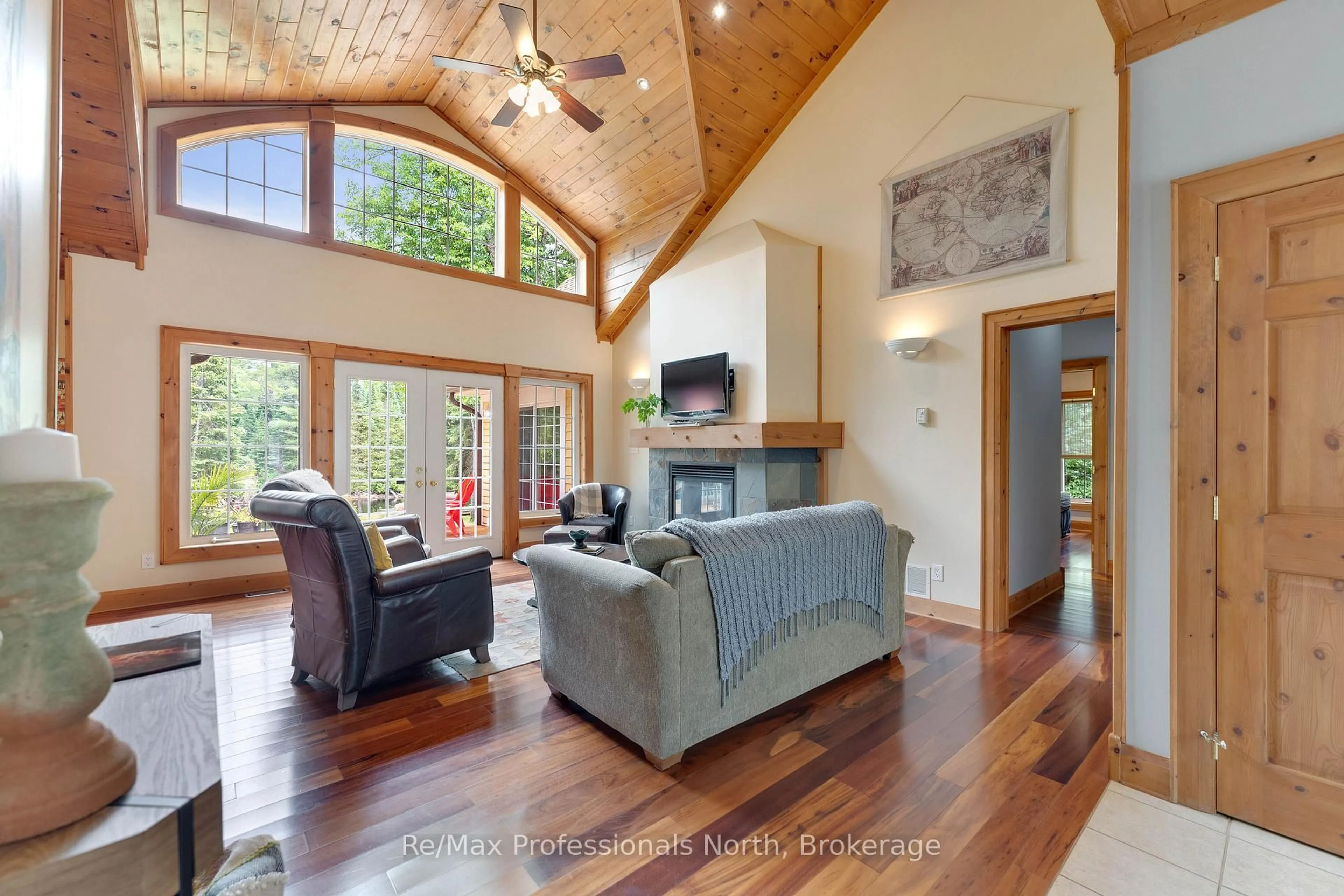 Living room with furniture, wood/laminate floor for 24 MCGREGOR Way, Bracebridge Ontario P0B 1L0