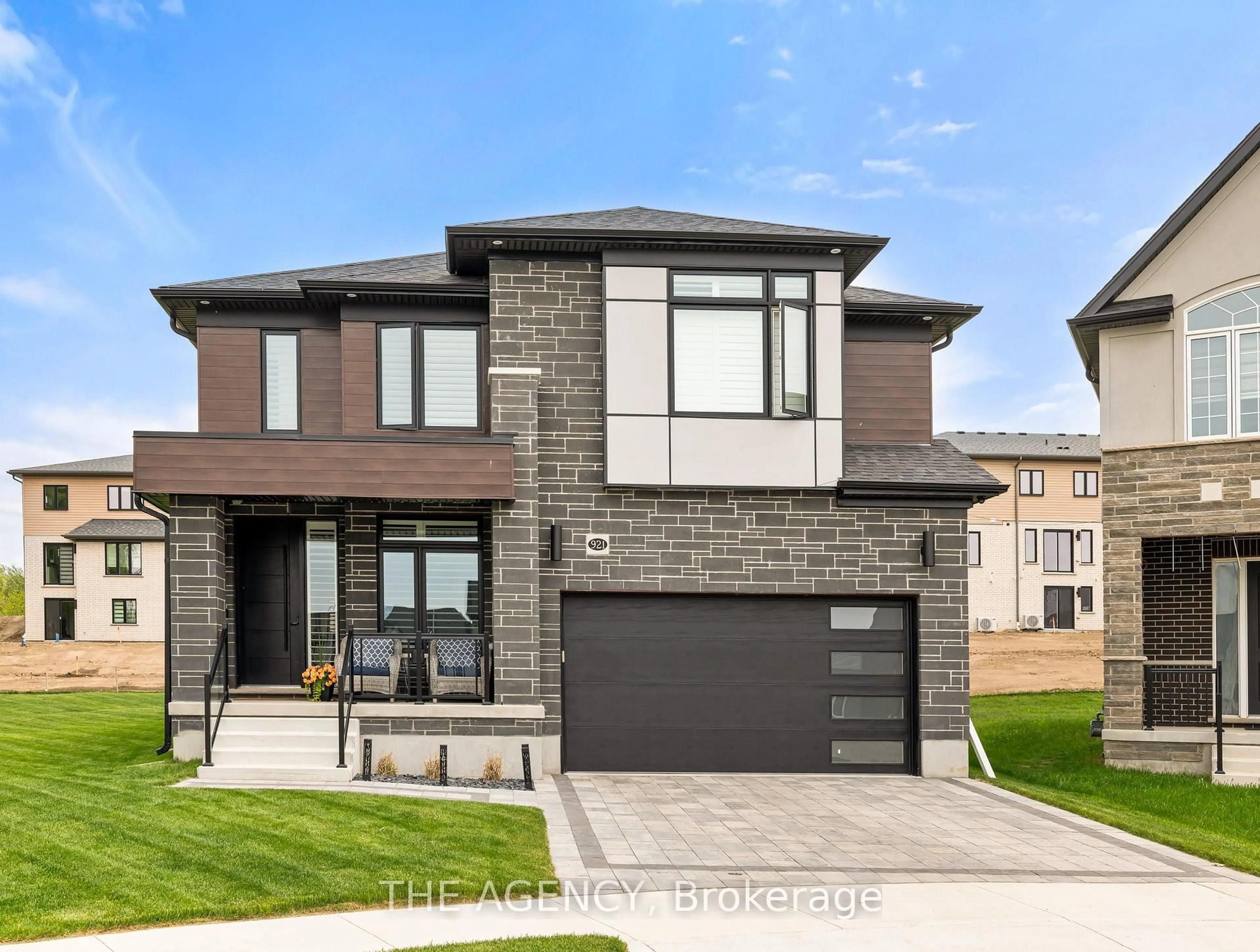 Home with brick exterior material, street for 921 Nathalie Crt, Kitchener Ontario N2E 0G3