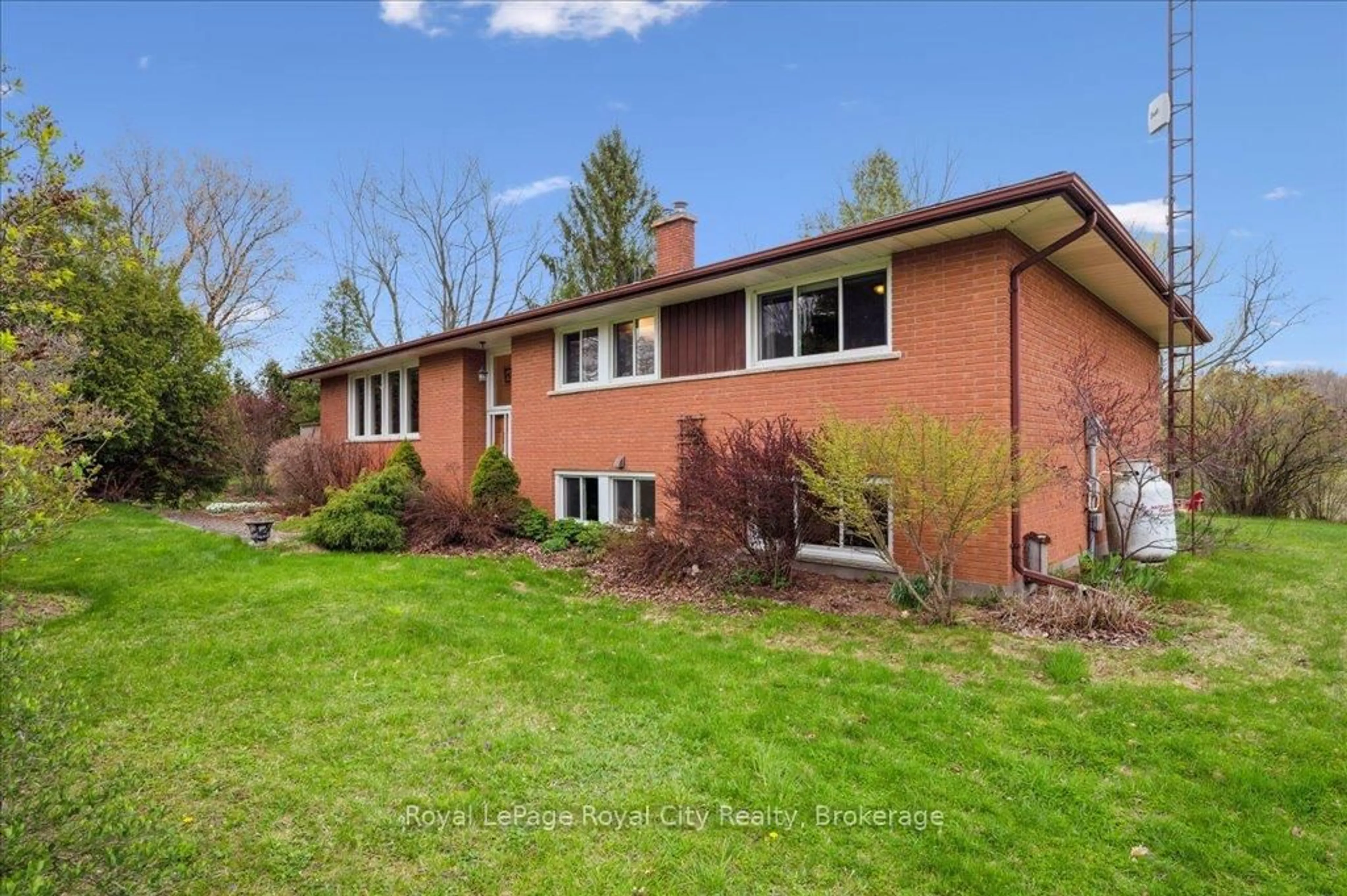 Home with brick exterior material, unknown for 4540 20 Sdrd, Puslinch Ontario N1H 6J3