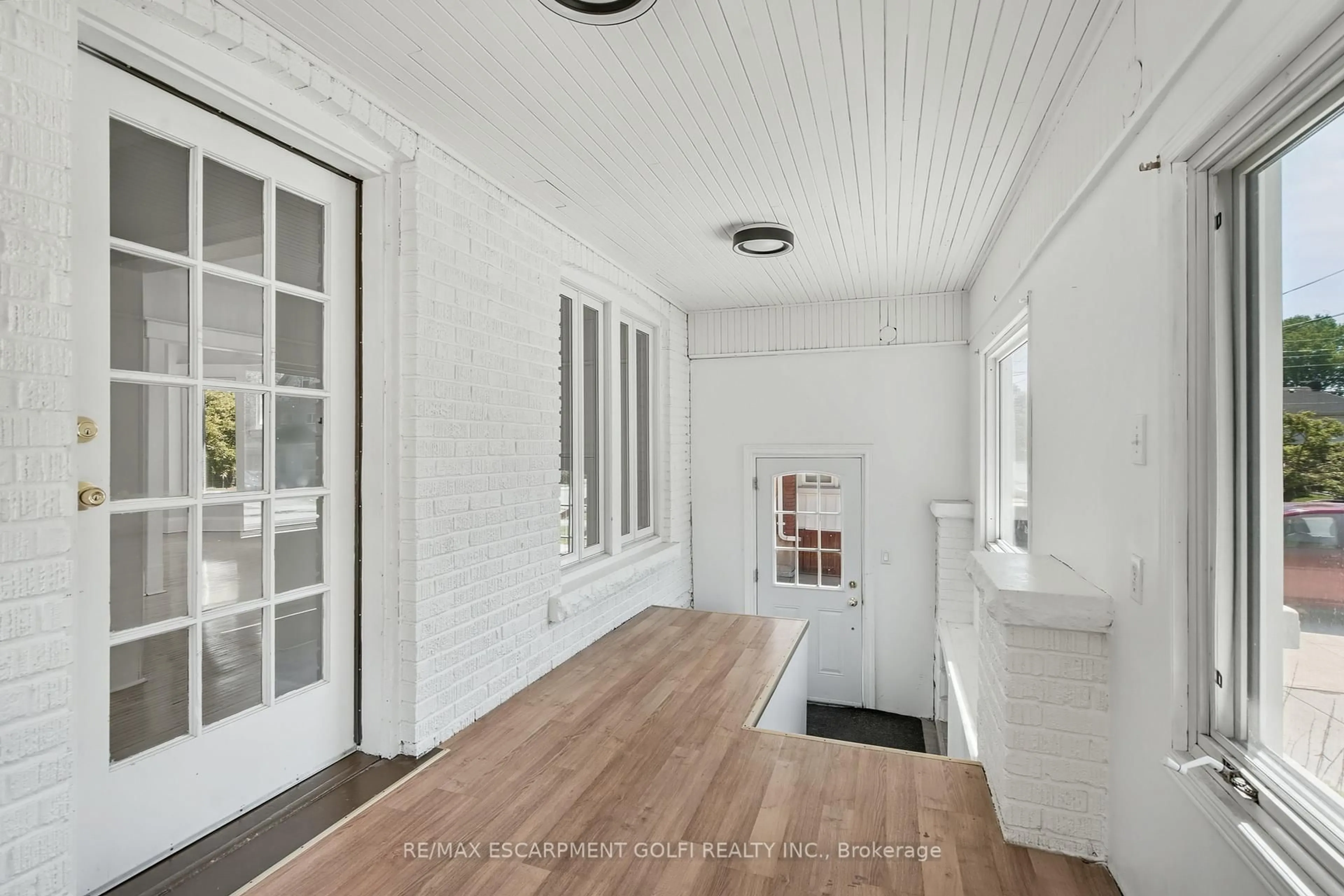 Indoor entryway for 4989 Willmott St, Niagara Falls Ontario L2R 1Z9