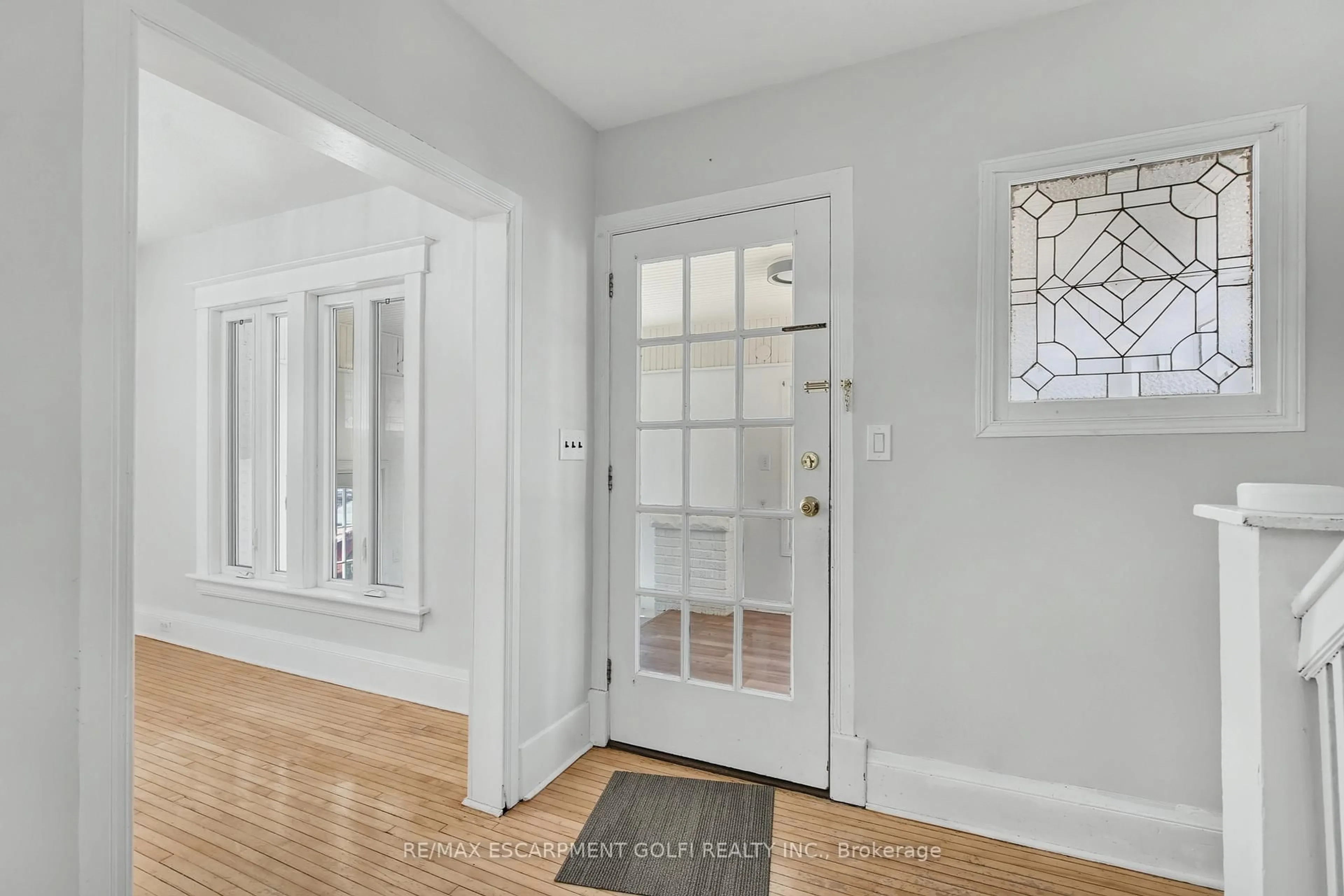 Indoor entryway for 4989 Willmott St, Niagara Falls Ontario L2R 1Z9