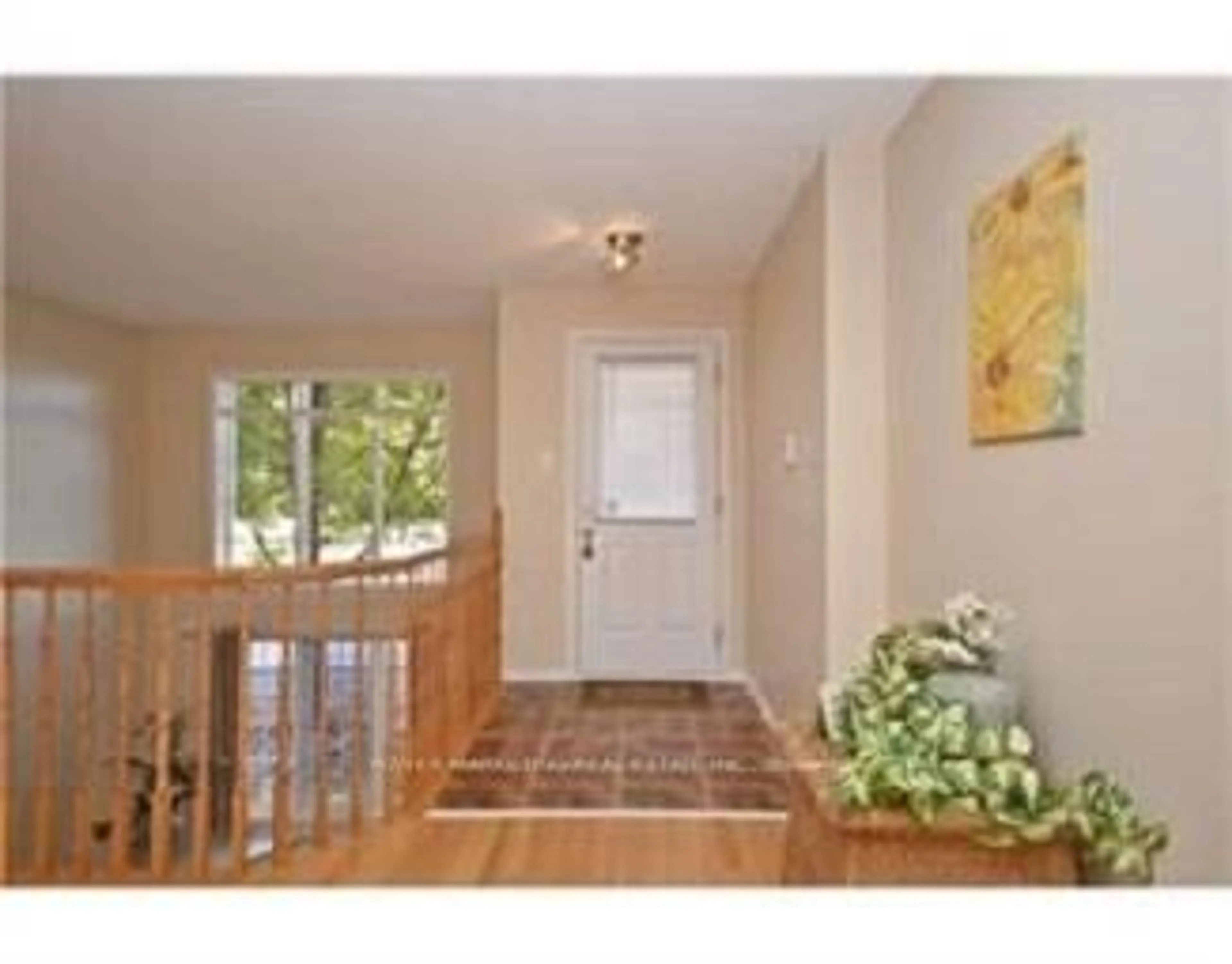 Indoor entryway for 1701 BLOHM Dr #10, Ottawa Ontario K1G 6N6