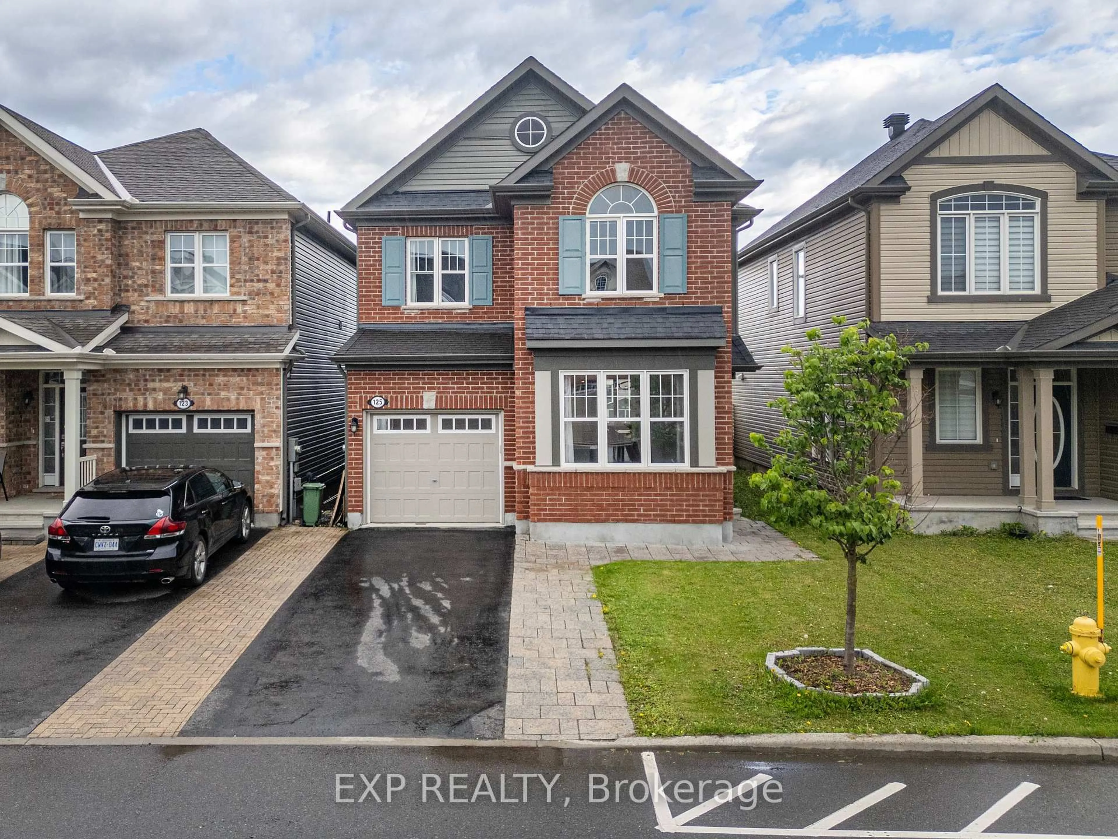A pic from outside/outdoor area/front of a property/back of a property/a pic from drone, street for 125 Sweetvalley Dr, Ottawa Ontario K4A 1A4