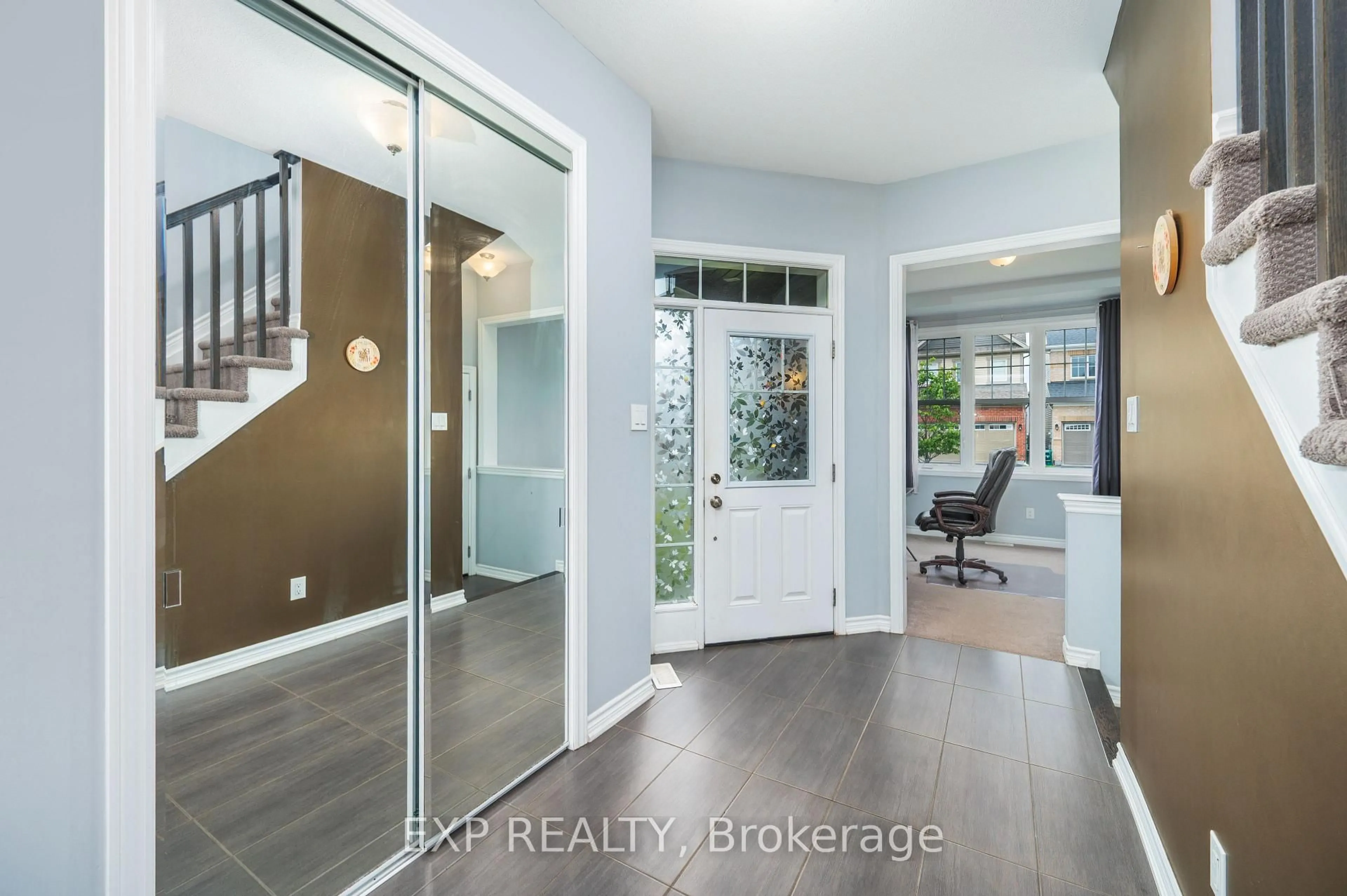 Indoor entryway for 125 Sweetvalley Dr, Ottawa Ontario K4A 1A4