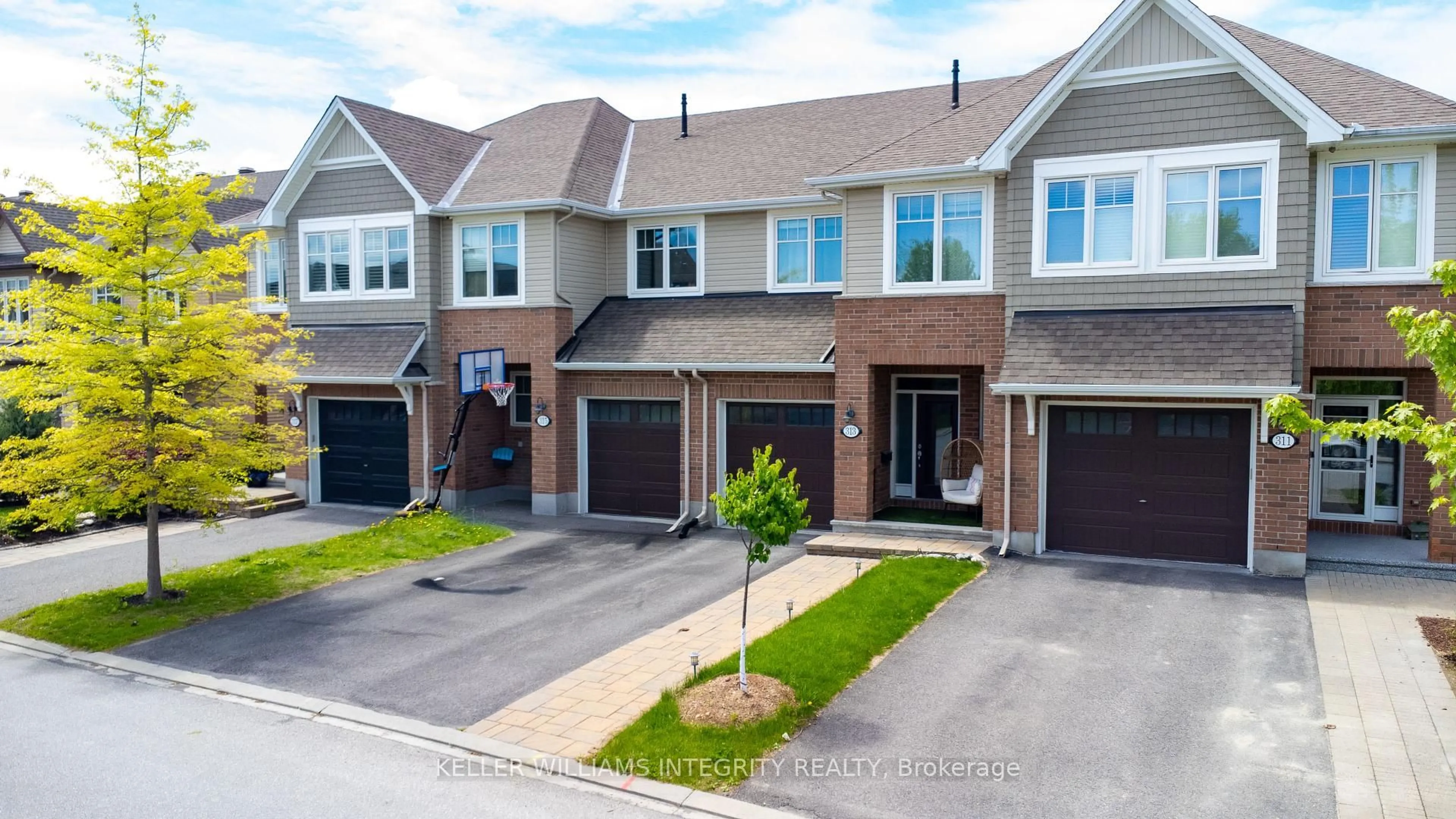 A pic from outside/outdoor area/front of a property/back of a property/a pic from drone, street for 313 Warmstone Dr, Stittsville Ontario K2S 0N9