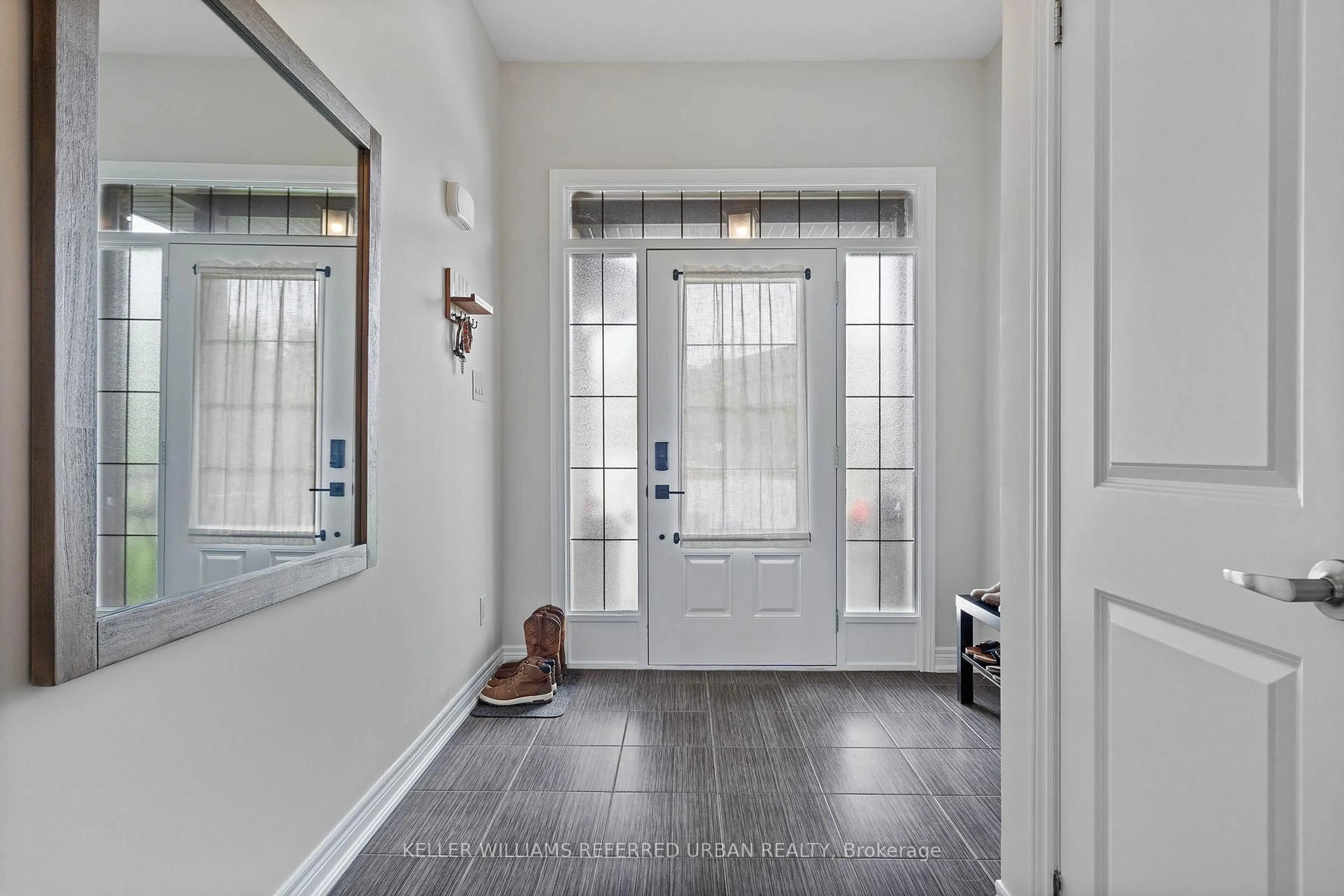 Indoor entryway for 21 Balmoral St, Brant Ontario N3L 1P2