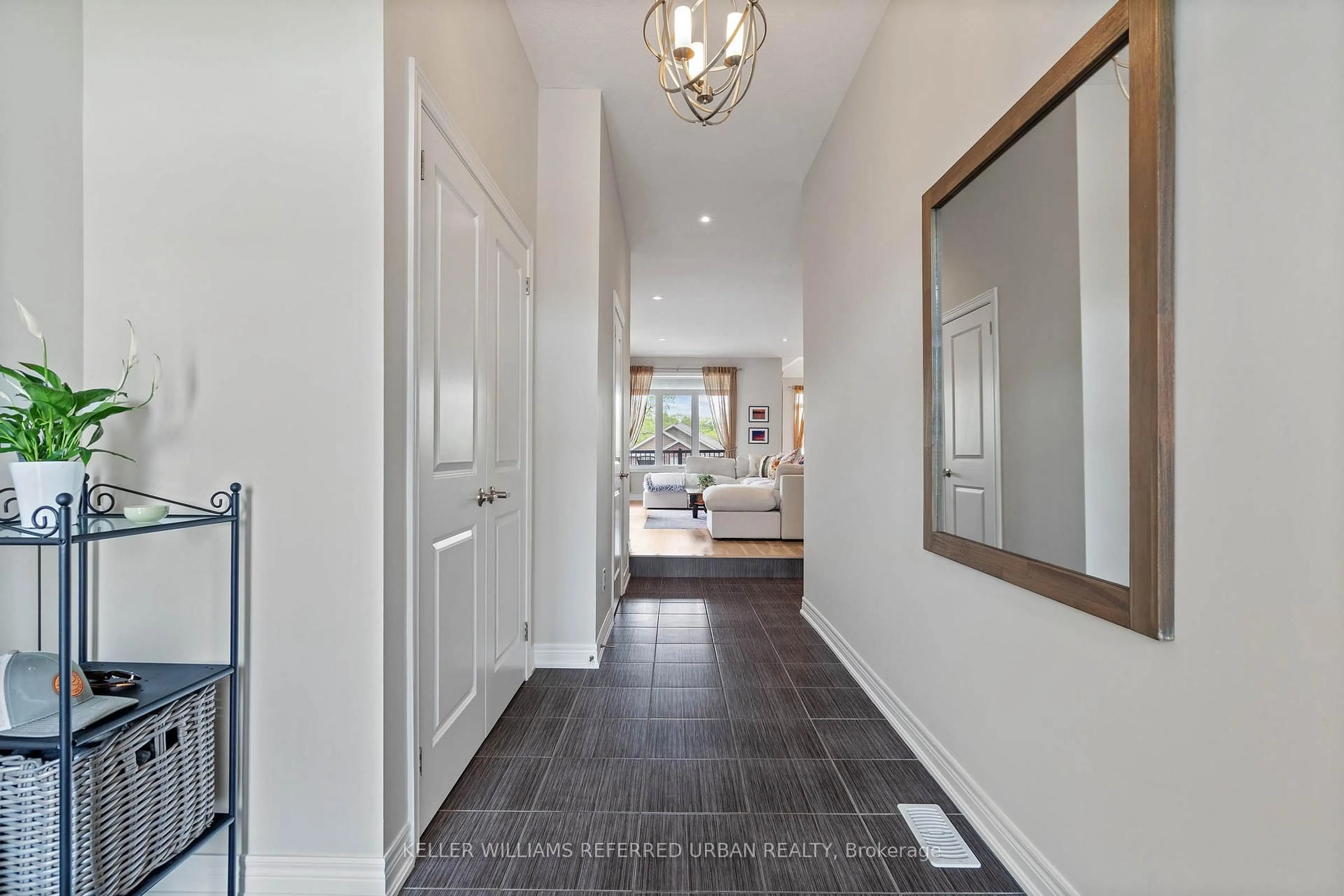 Indoor entryway for 21 Balmoral St, Brant Ontario N3L 1P2