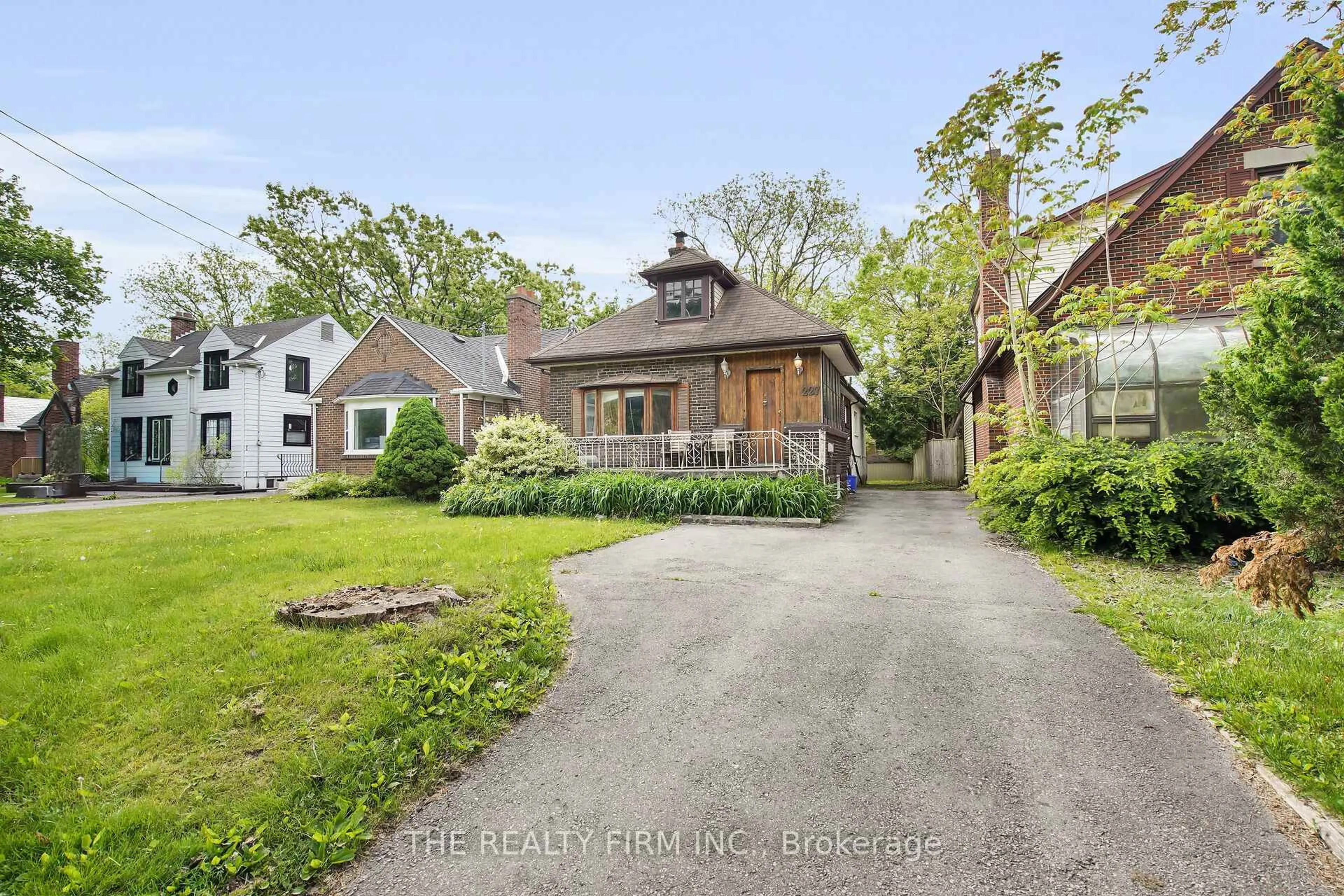 A pic from outside/outdoor area/front of a property/back of a property/a pic from drone, street for 227 Epworth Ave, London East Ontario N6A 2M2