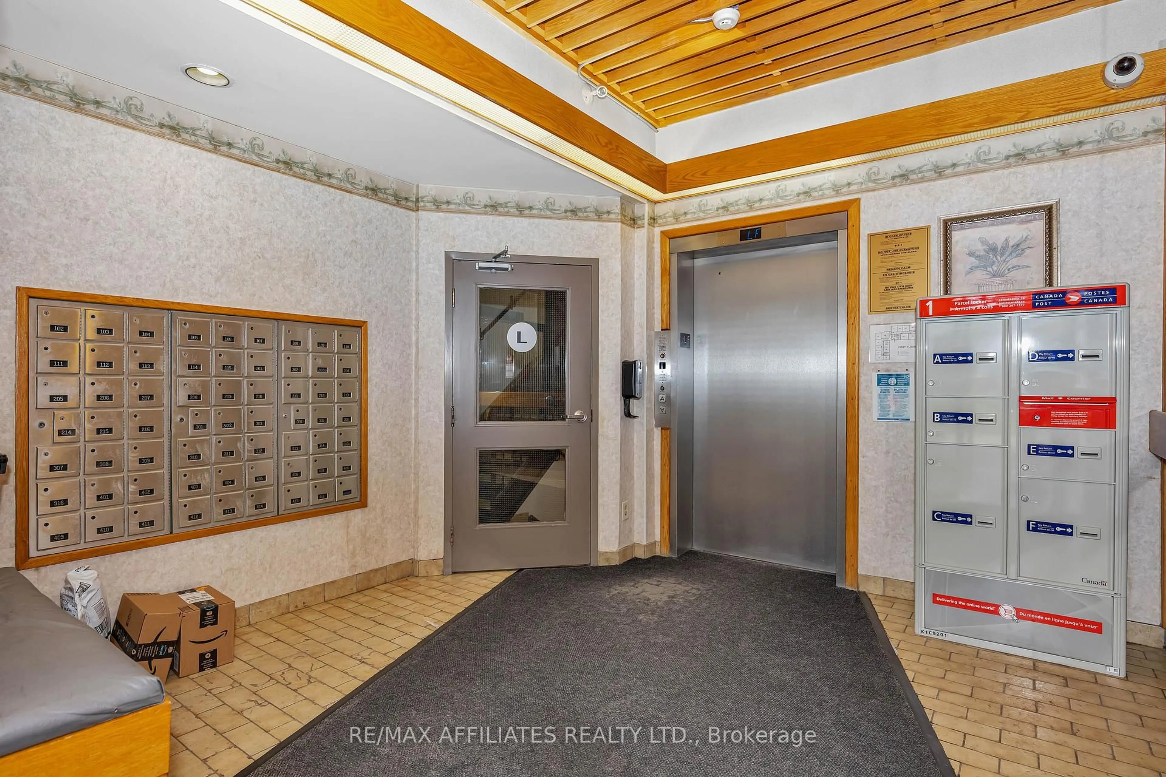Indoor foyer for 6532 Bilberry Dr #307, Ottawa Ontario K1C 4N9