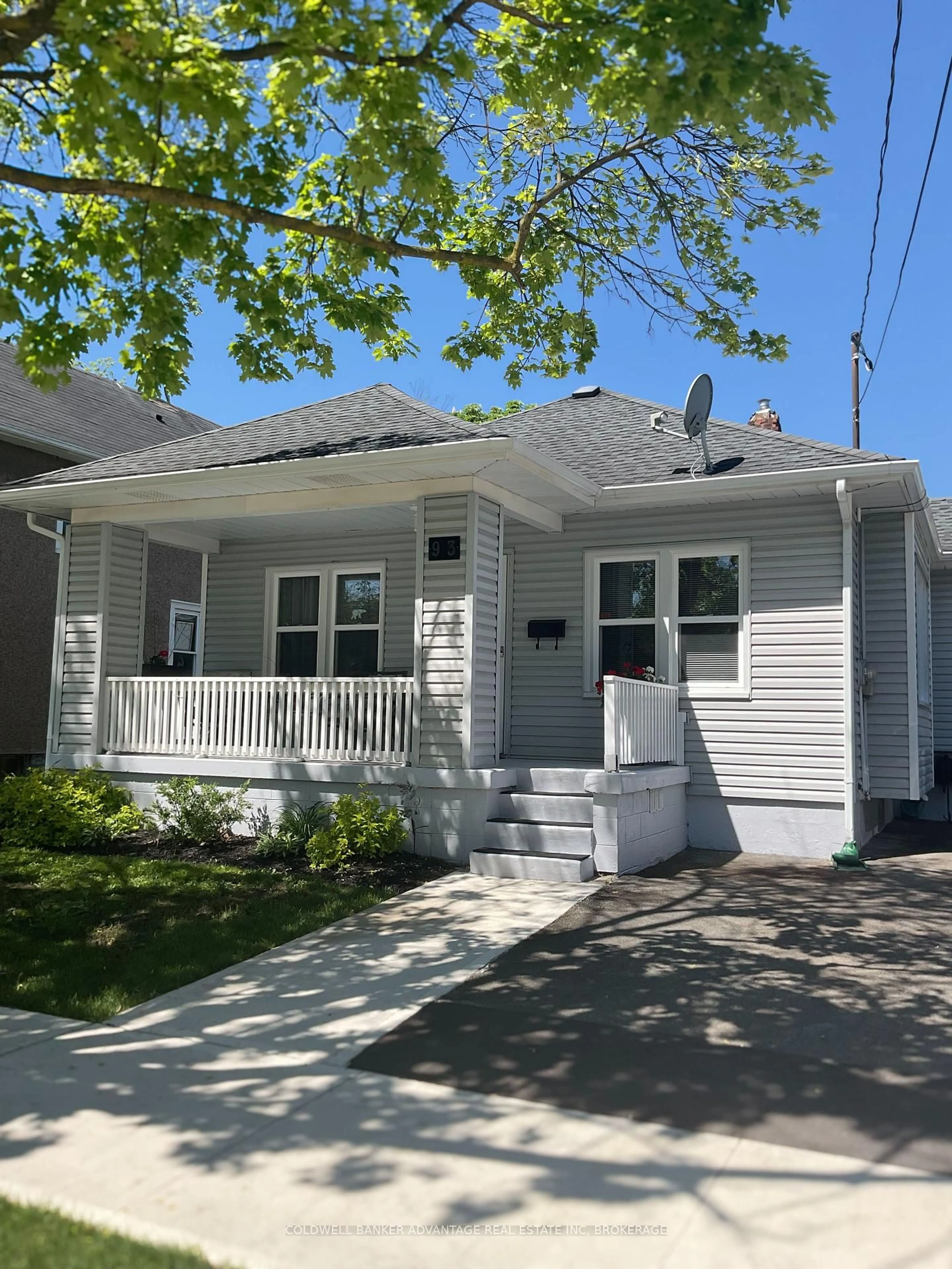 Home with vinyl exterior material, street for 93 Garner Ave, Welland Ontario L3B 2X9