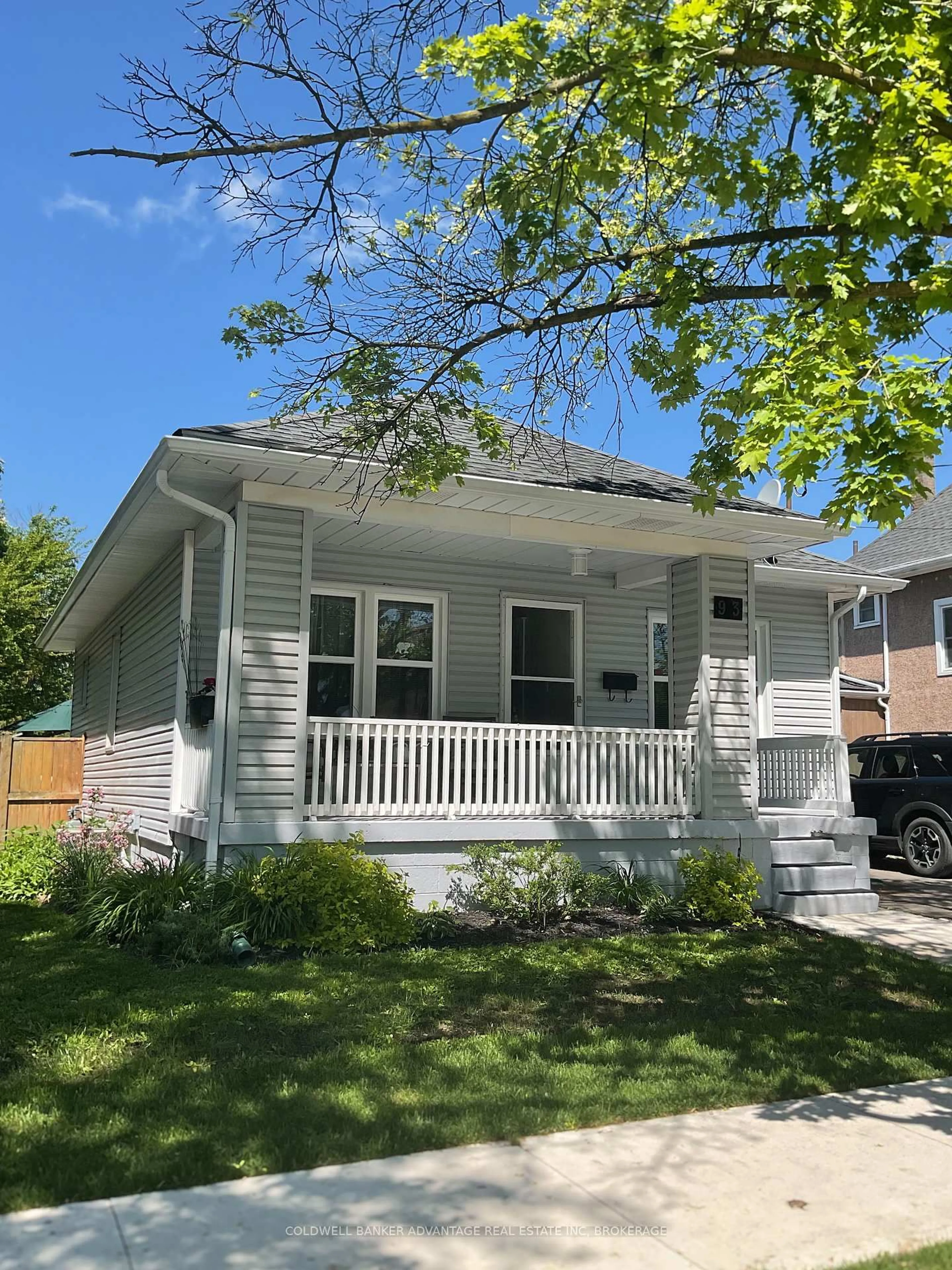 Home with vinyl exterior material, street for 93 Garner Ave, Welland Ontario L3B 2X9