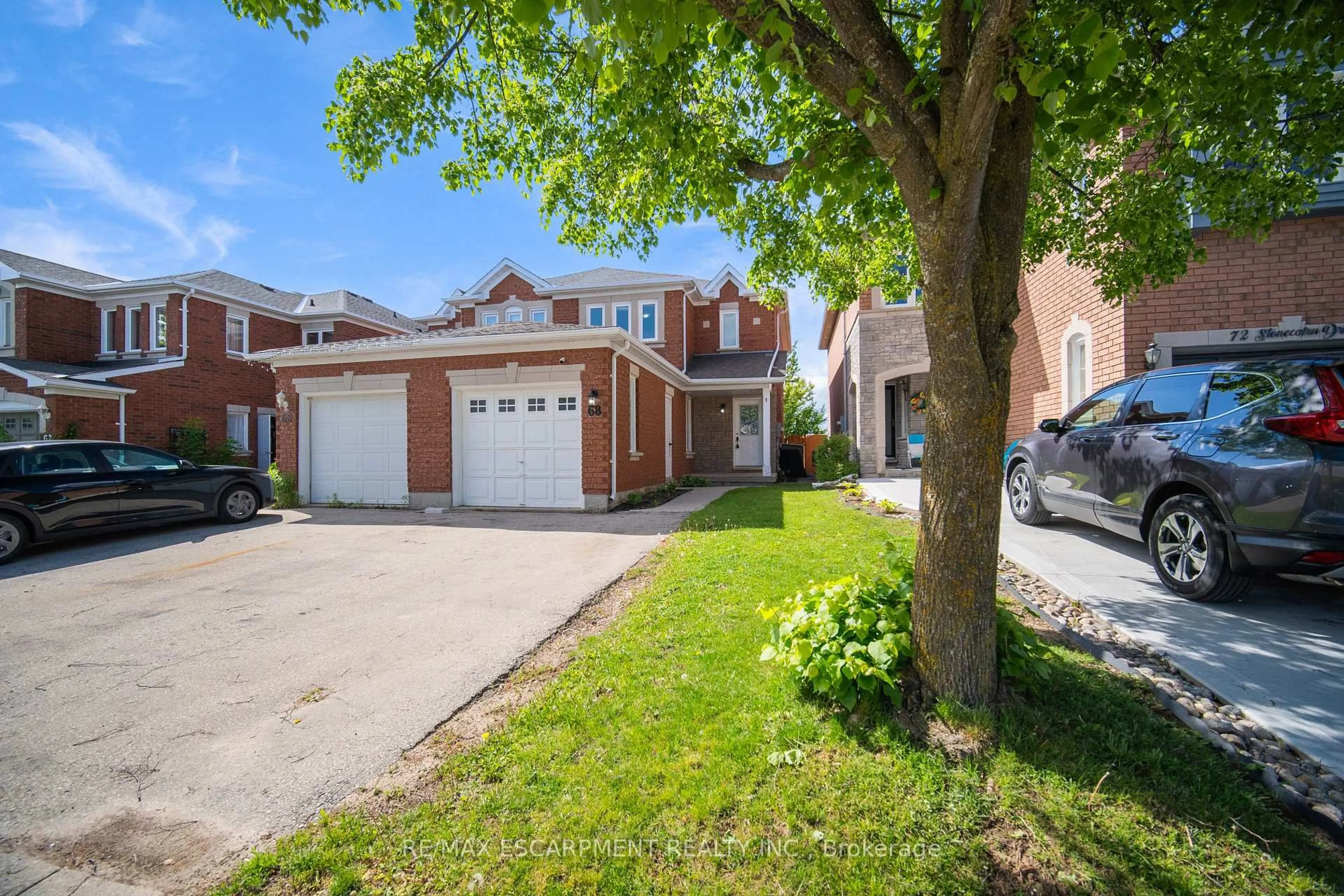 A pic from outside/outdoor area/front of a property/back of a property/a pic from drone, street for 68 Stonecairn Dr, Cambridge Ontario N1T 1W3