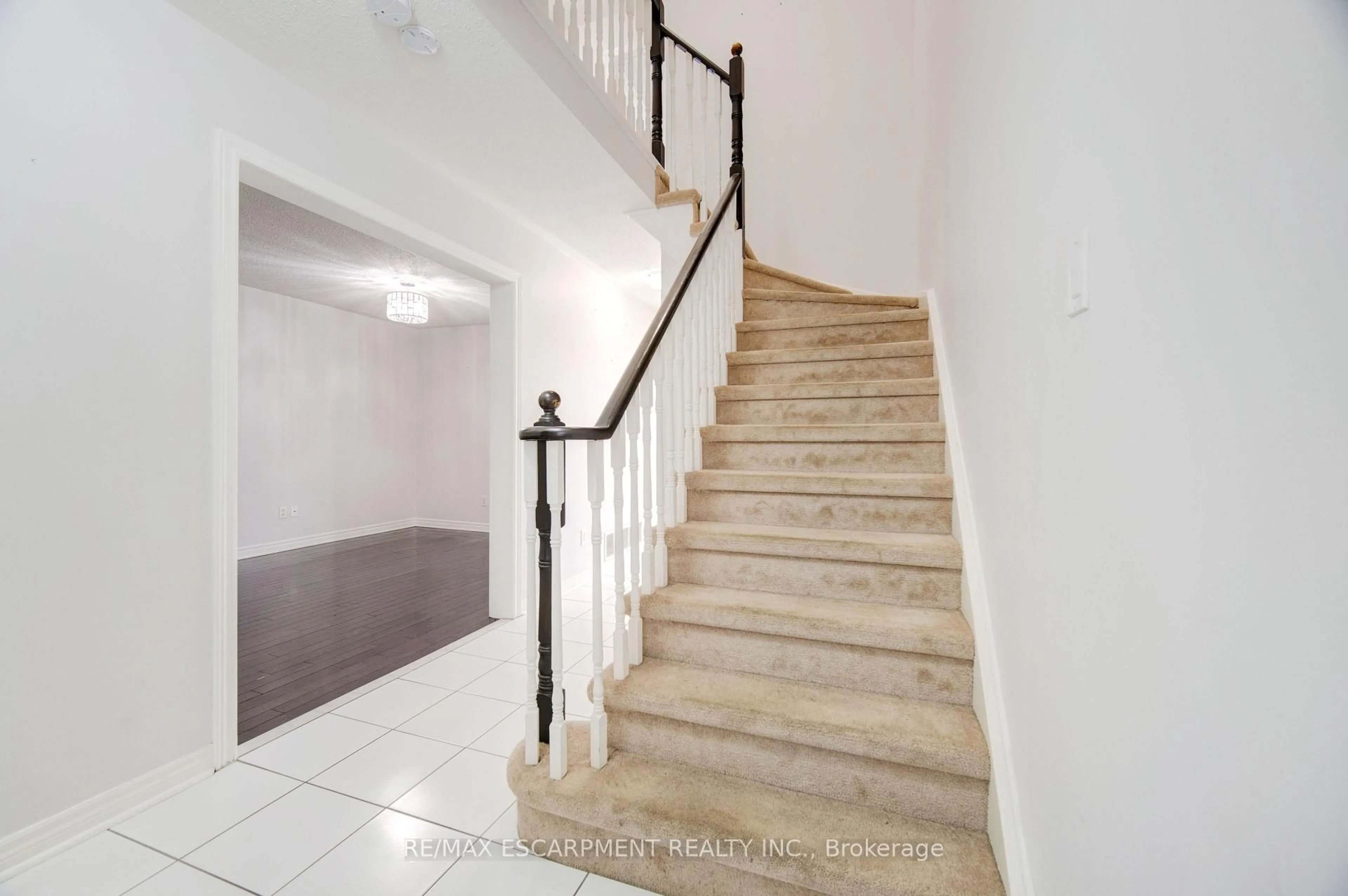 Stairs for 68 Stonecairn Dr, Cambridge Ontario N1T 1W3