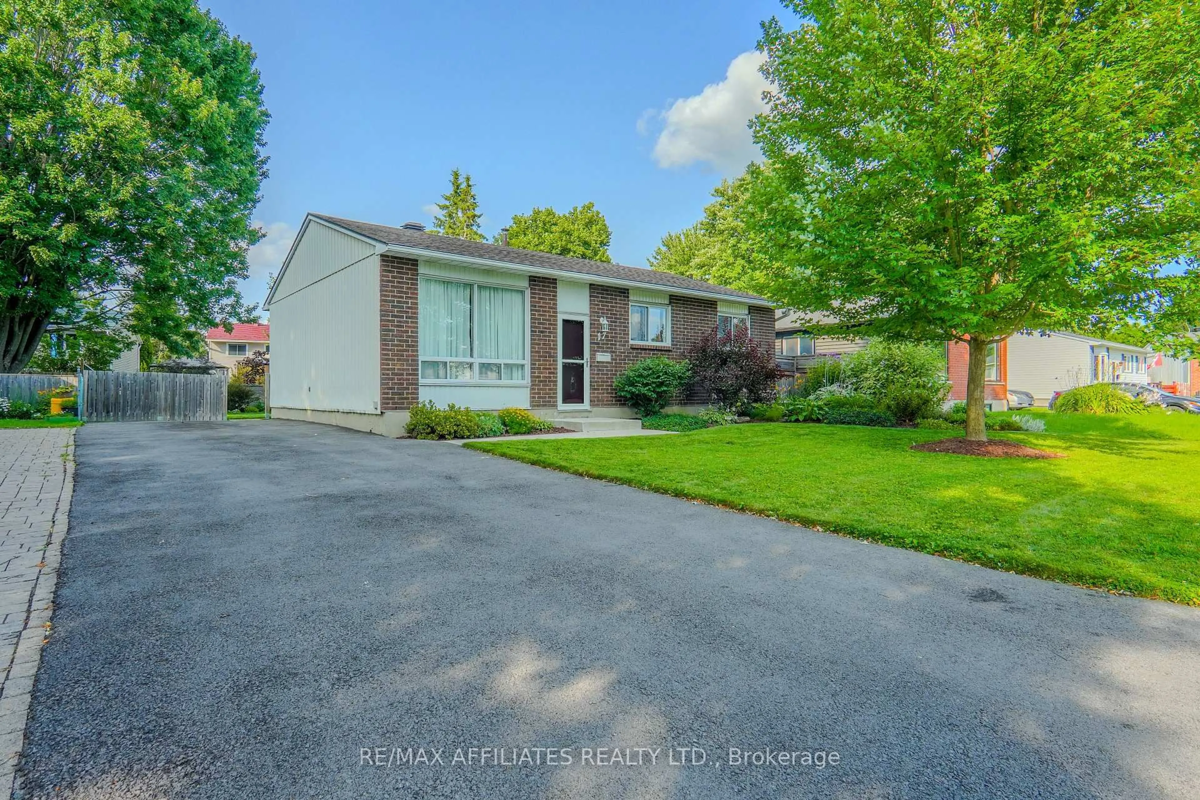 A pic from outside/outdoor area/front of a property/back of a property/a pic from drone, street for 17 Uxbridge Cres, Ottawa Ontario K2L 1P6