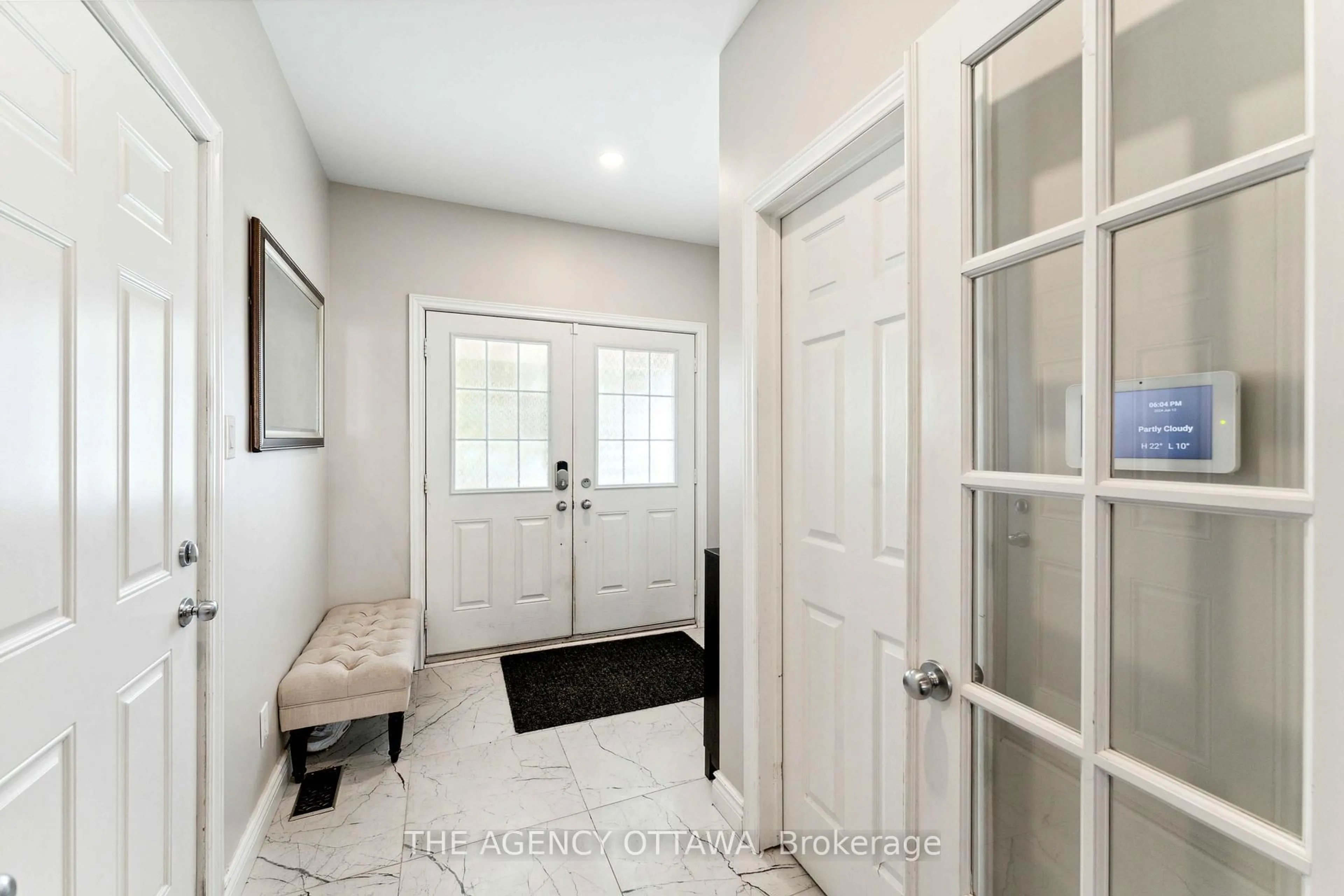 Indoor entryway for 626 White Alder Ave, Ottawa Ontario K1T 0E5