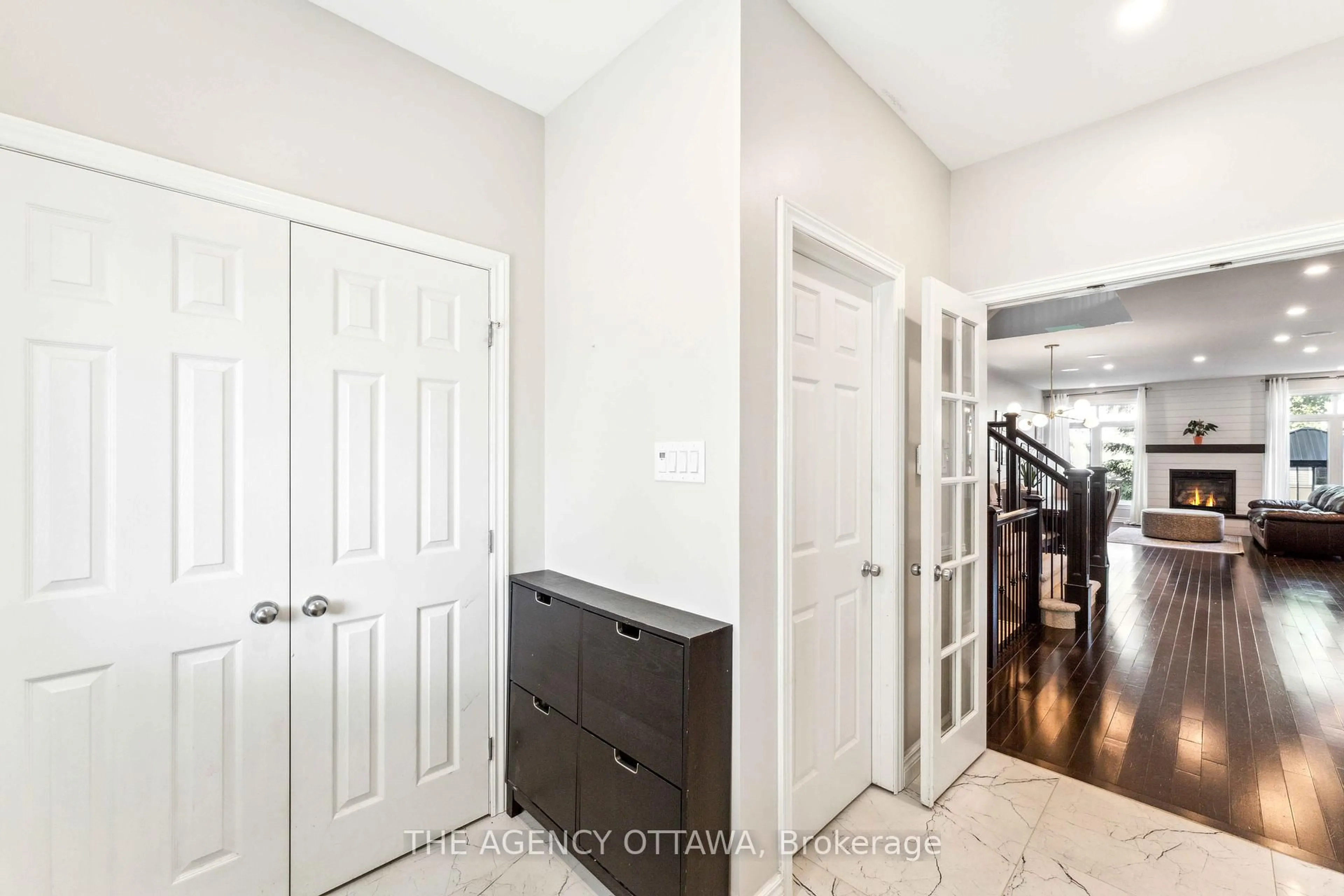 Indoor entryway for 626 White Alder Ave, Ottawa Ontario K1T 0E5