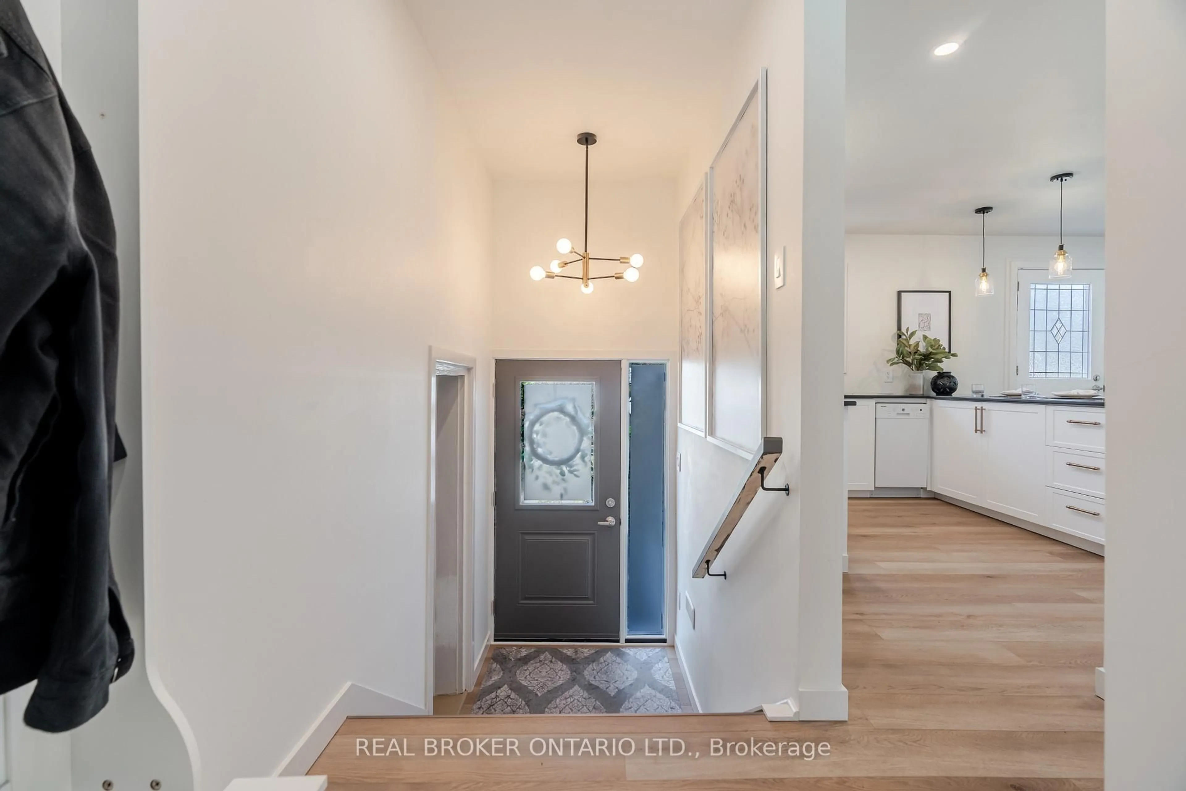 Indoor entryway for 1670 Athans Ave, Ottawa Ontario K1T 1L1