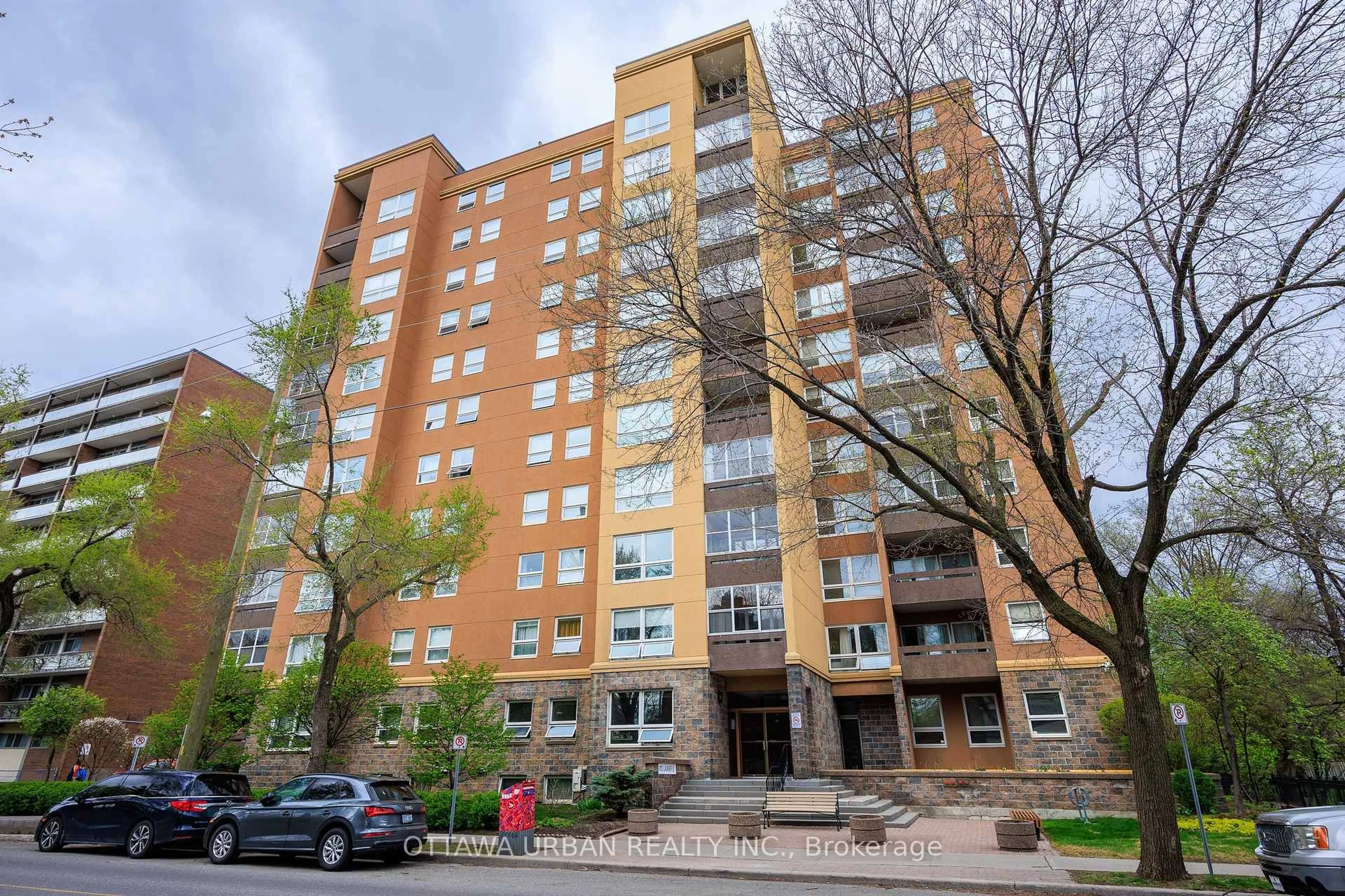 Patio, building for 373 Laurier Ave #1003, Ottawa Ontario K1N 8X6