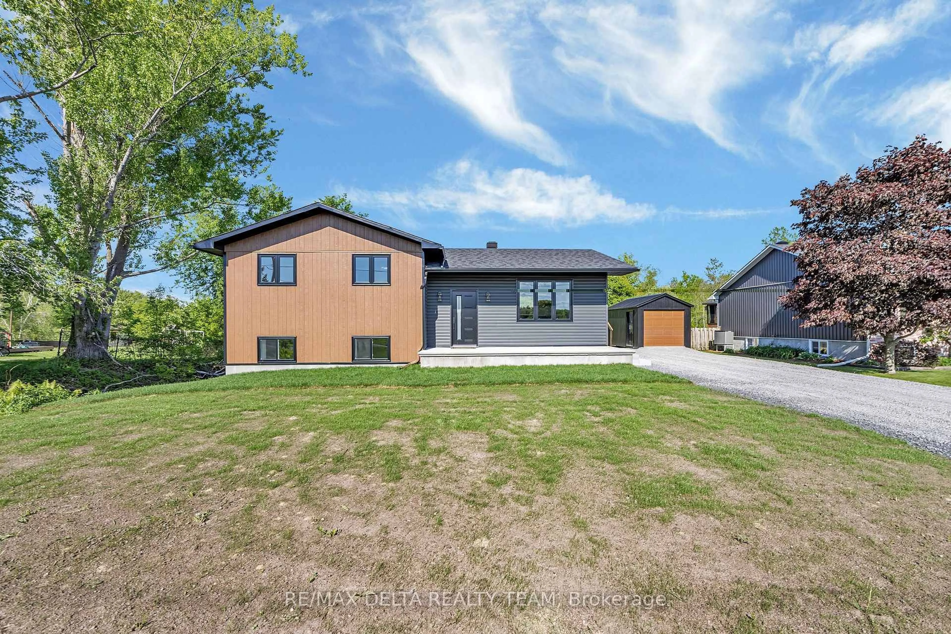A pic from outside/outdoor area/front of a property/back of a property/a pic from drone, unknown for 2075 Landry St, Clarence-Rockland Ontario K0A 1N0