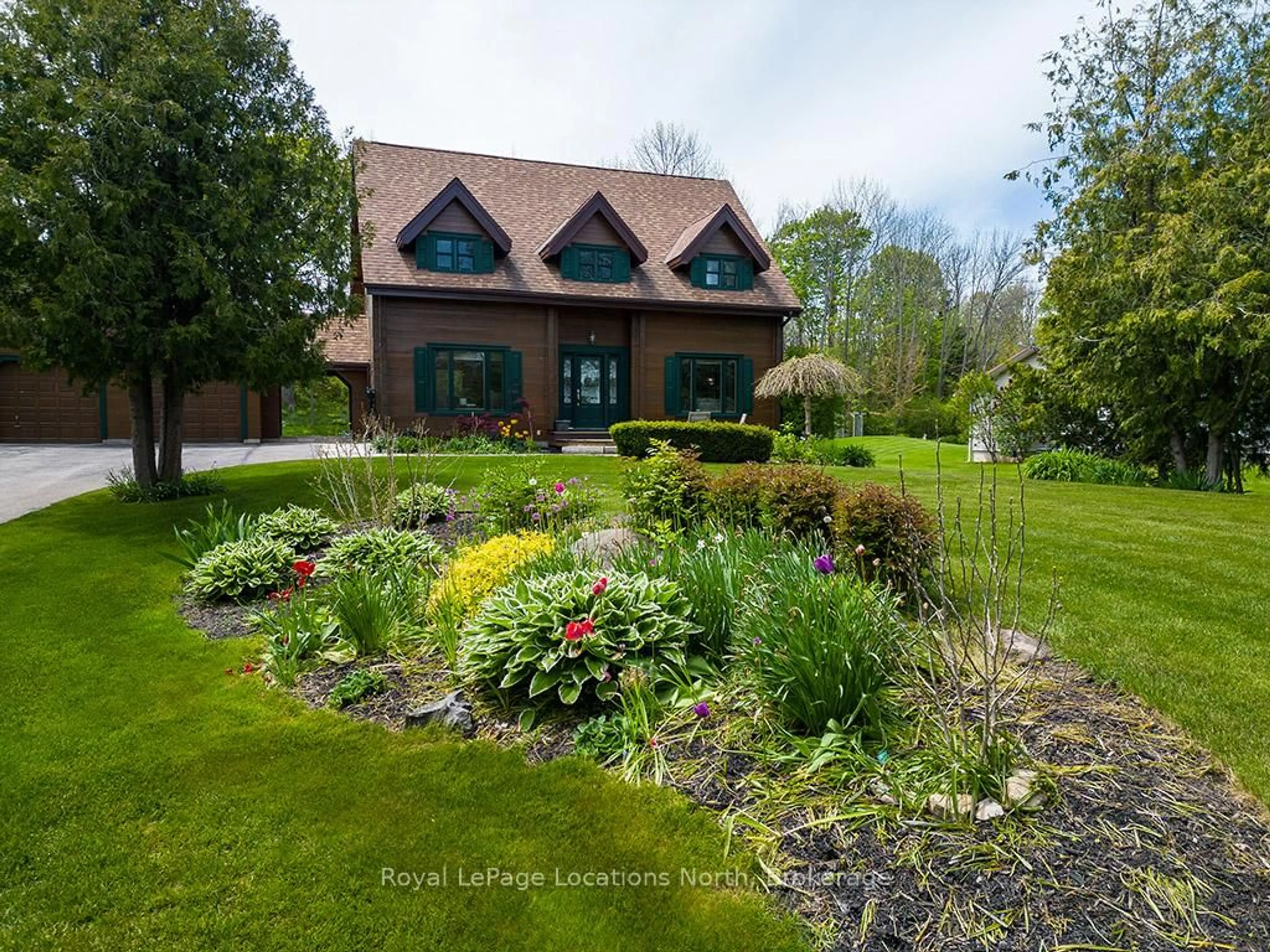 A pic from outside/outdoor area/front of a property/back of a property/a pic from drone, water/lake/river/ocean view for 112 Algonquin Dr, Meaford Ontario N0M 1Y0