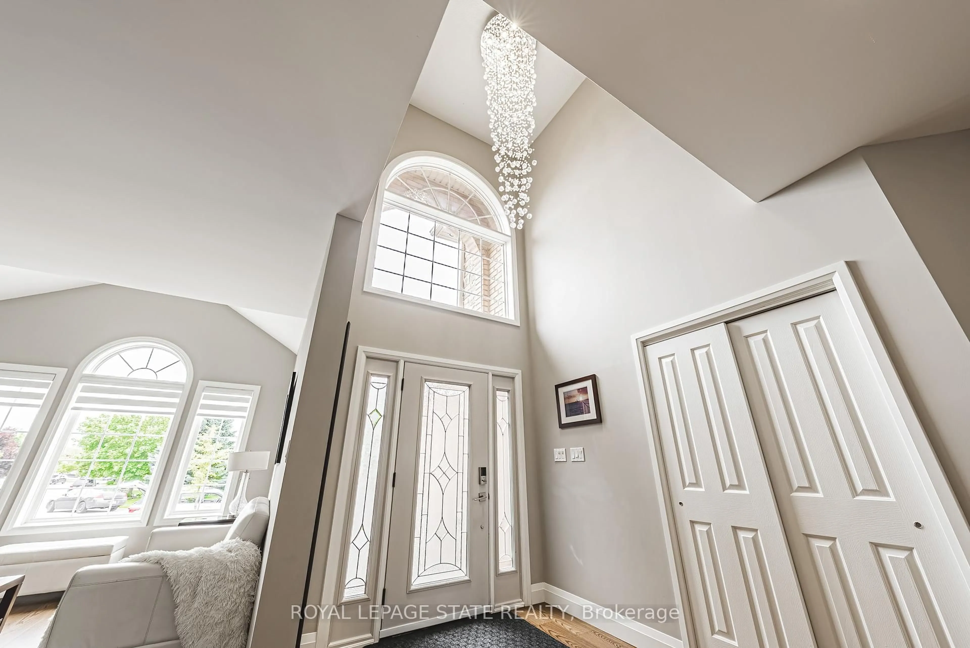 Indoor entryway for 34 Richdale Dr, Hamilton Ontario L8J 3X4